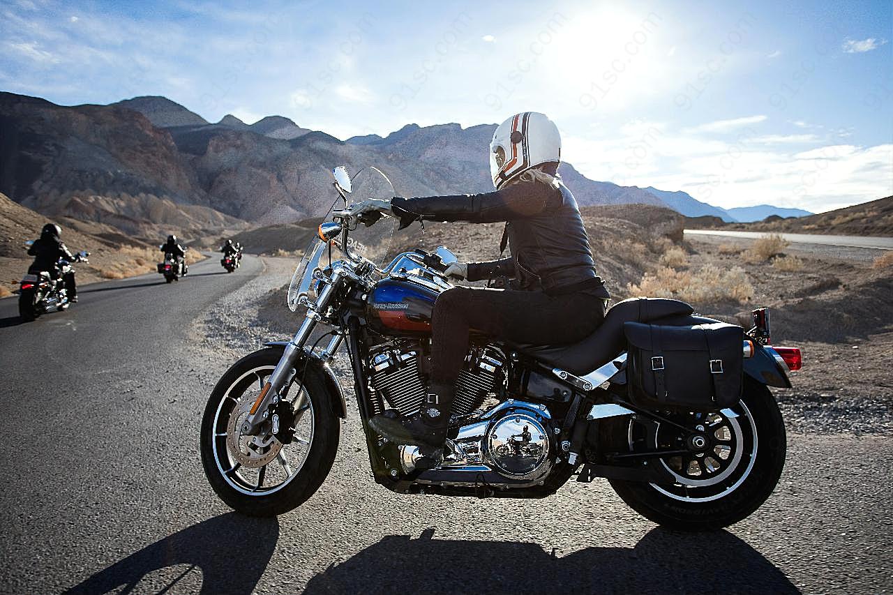 骑摩托车车手背影图片人物摄影