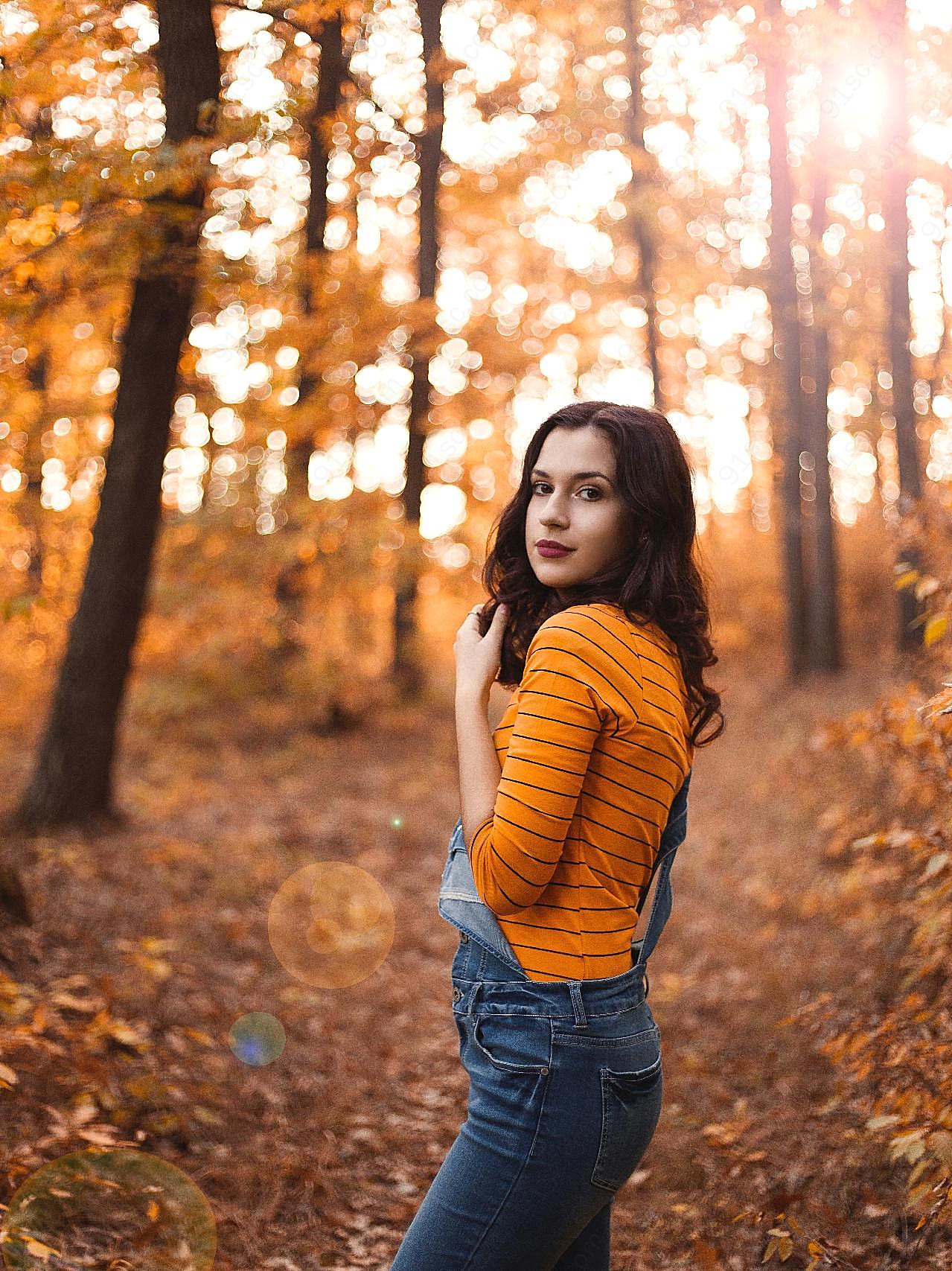 户外美女秀图片人物速写