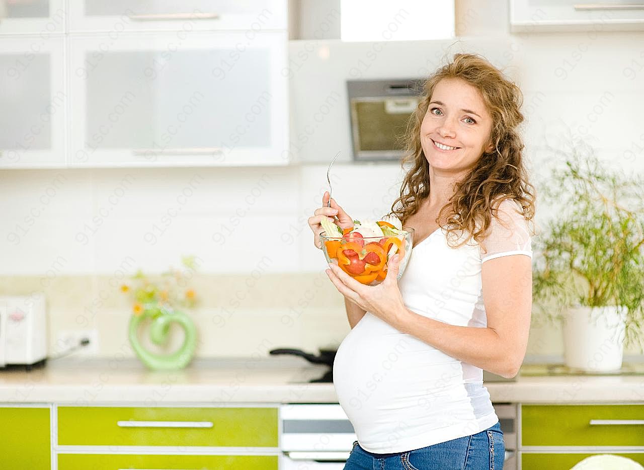 厨房里在吃沙拉的孕妇图片摄影高清
