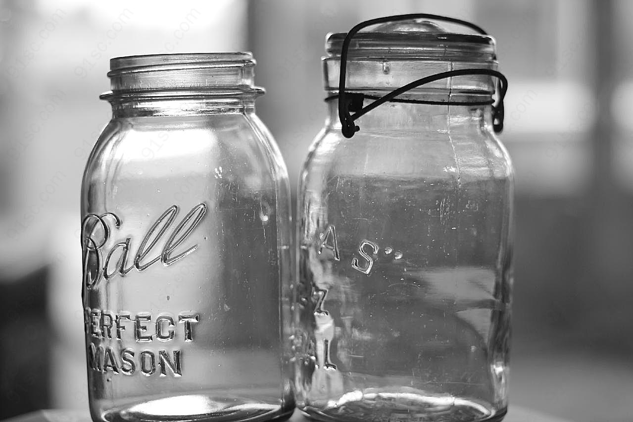 玻璃瓶特写黑白图片生活用品