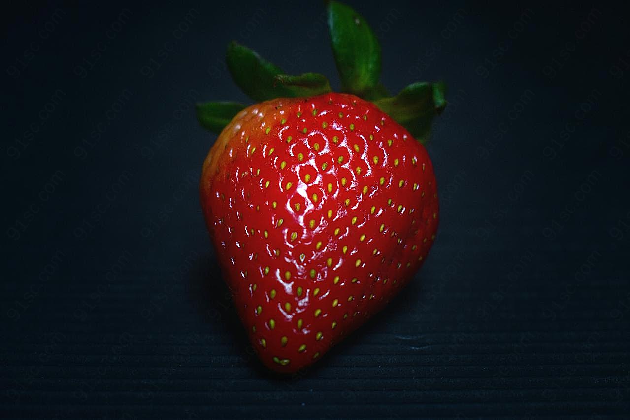 一颗鲜红草莓图片高清