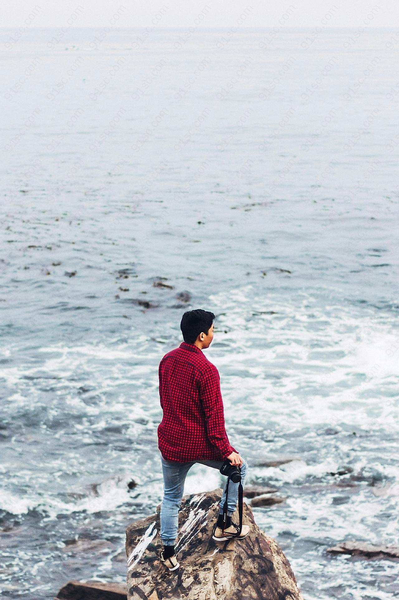 孤独男生看海背影图片人物速写