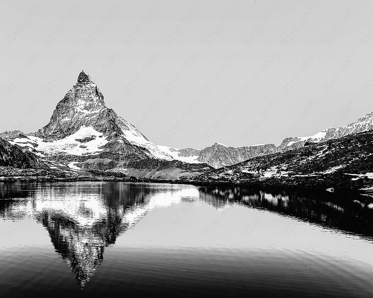 高山湖泊景观黑白图片摄影