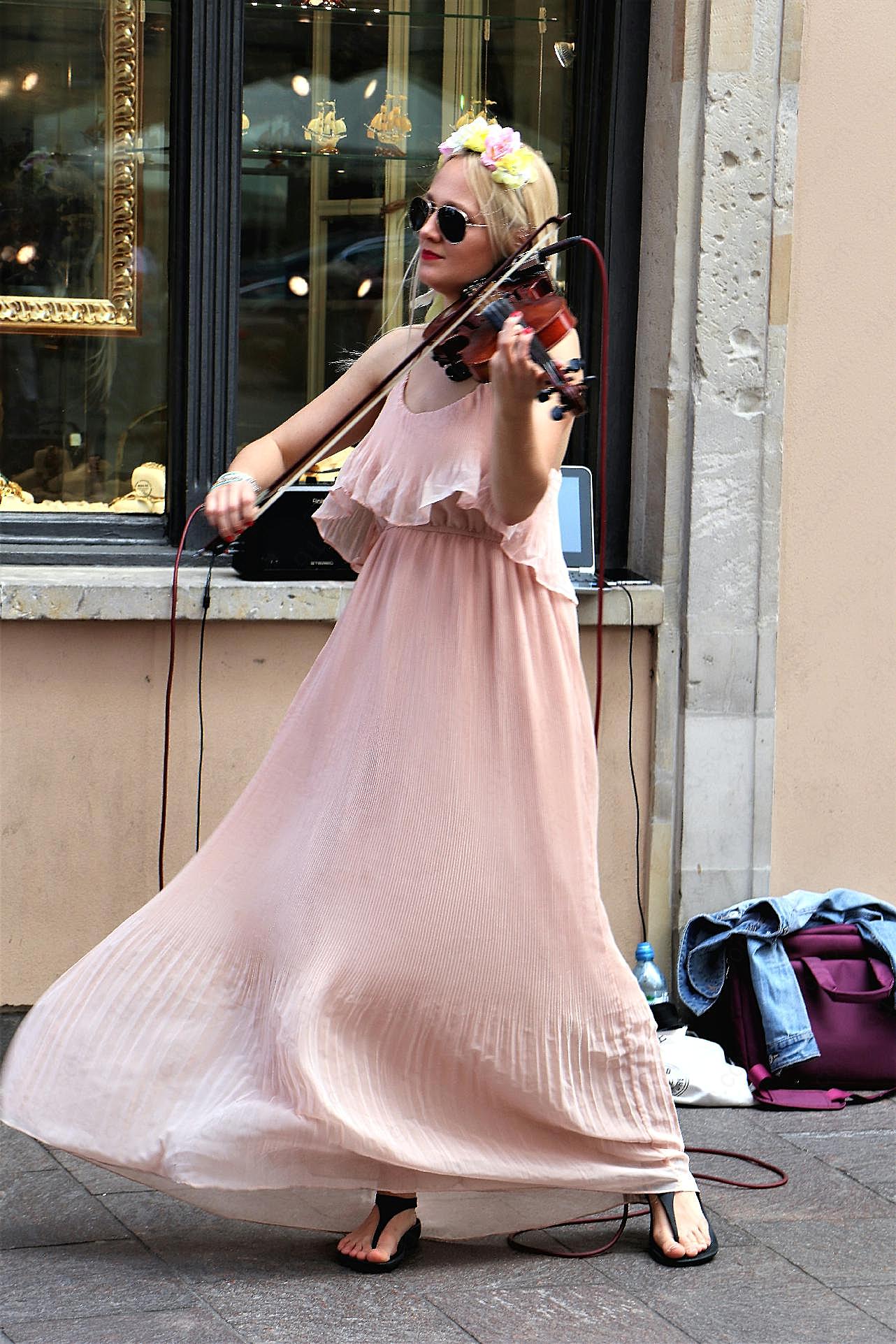 街头美女拉小提琴图片人物