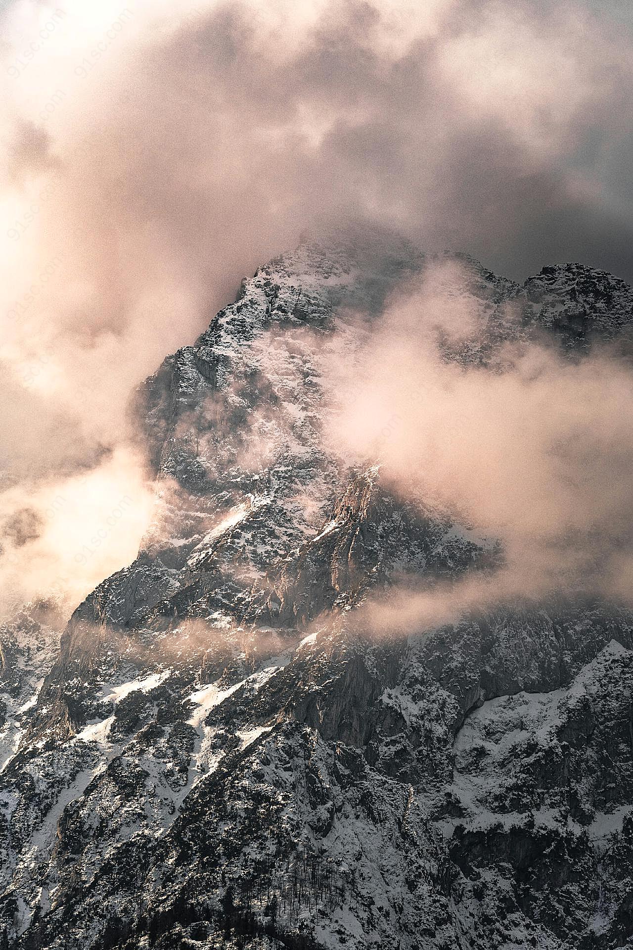 雾气朦胧雪域高山图片山脉