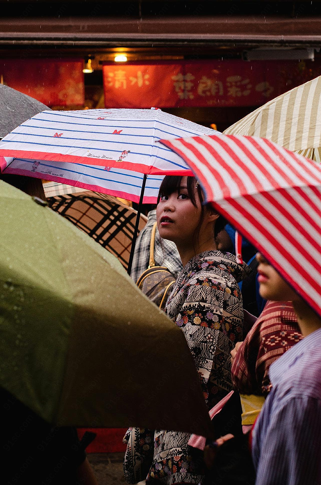雨中撑伞女生图片人物