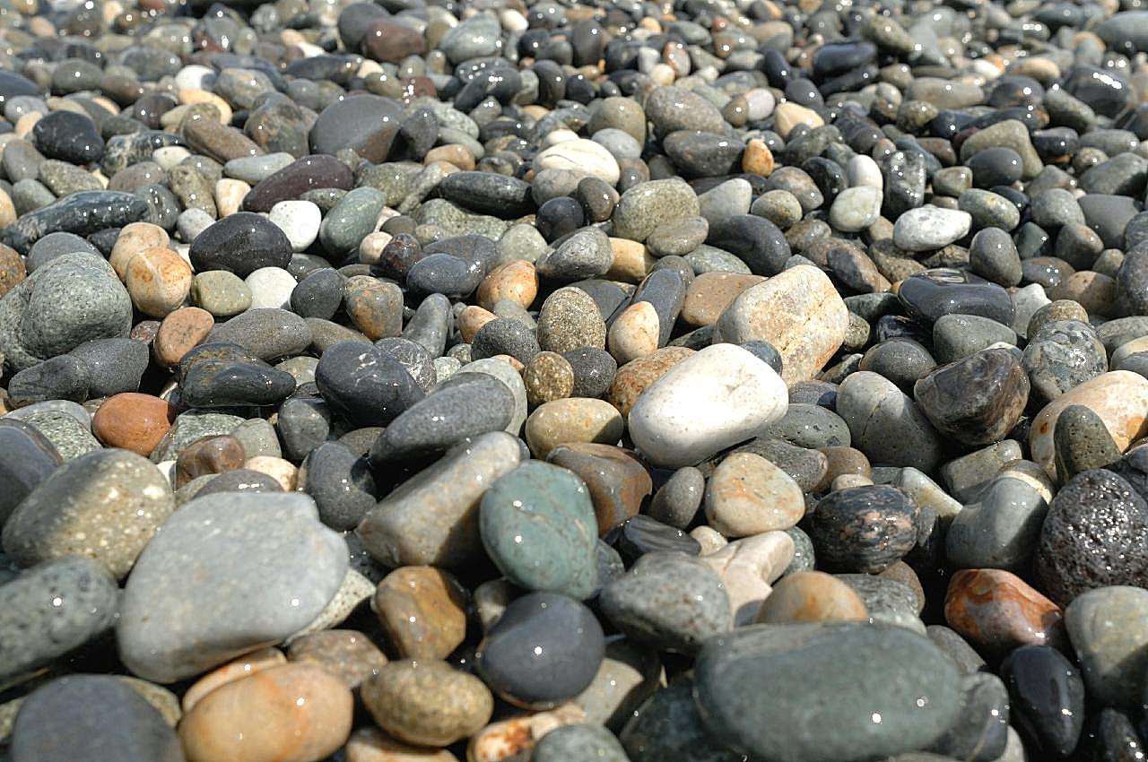 海滩光滑鹅卵石图片高清摄影