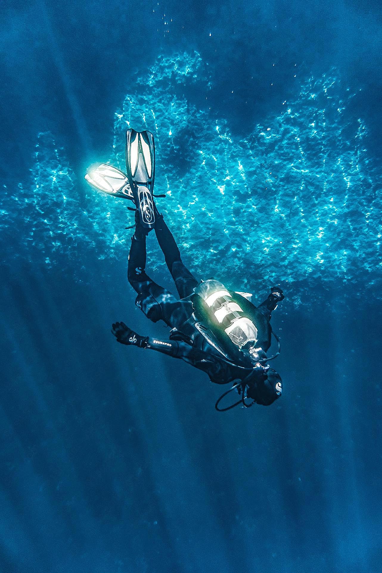 海底潜水人物图片人物速写