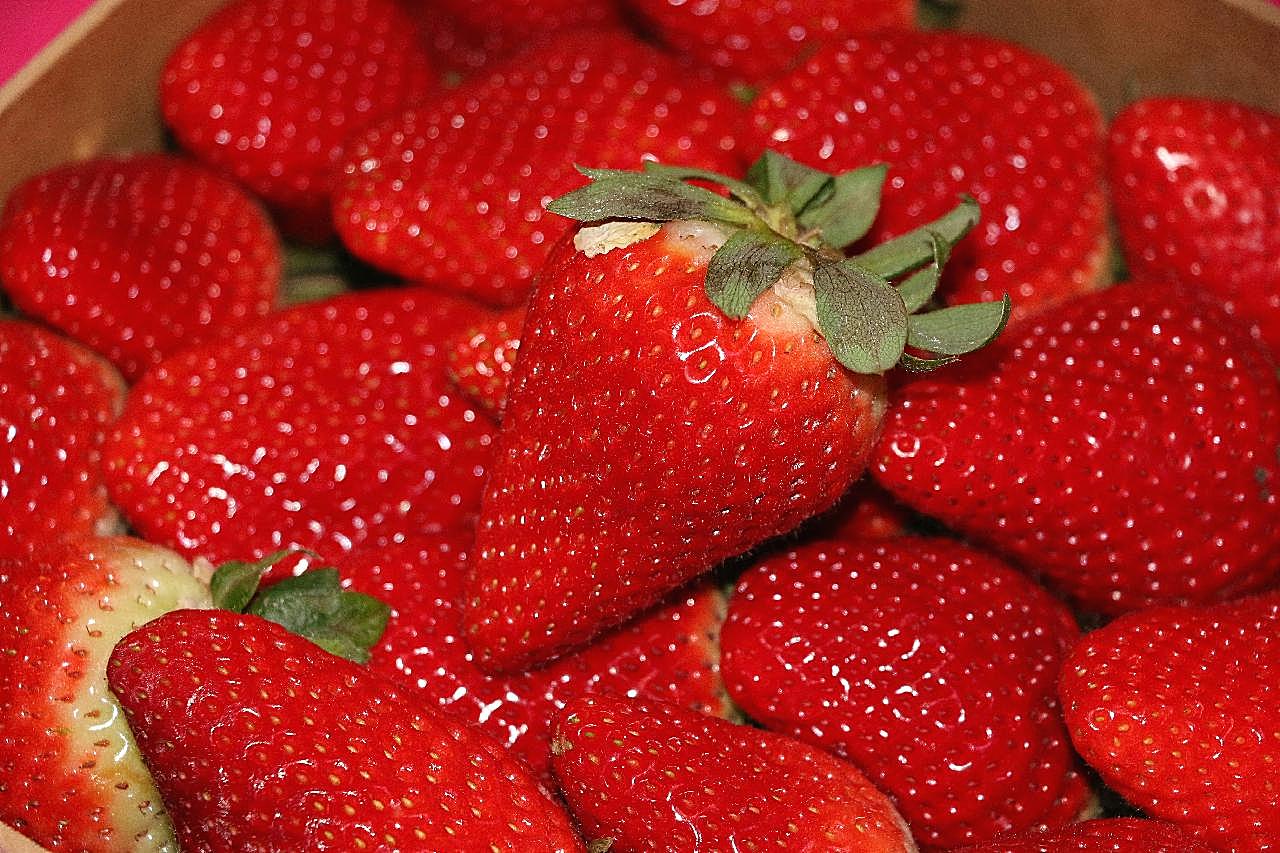 诱人鲜红草莓图片水果