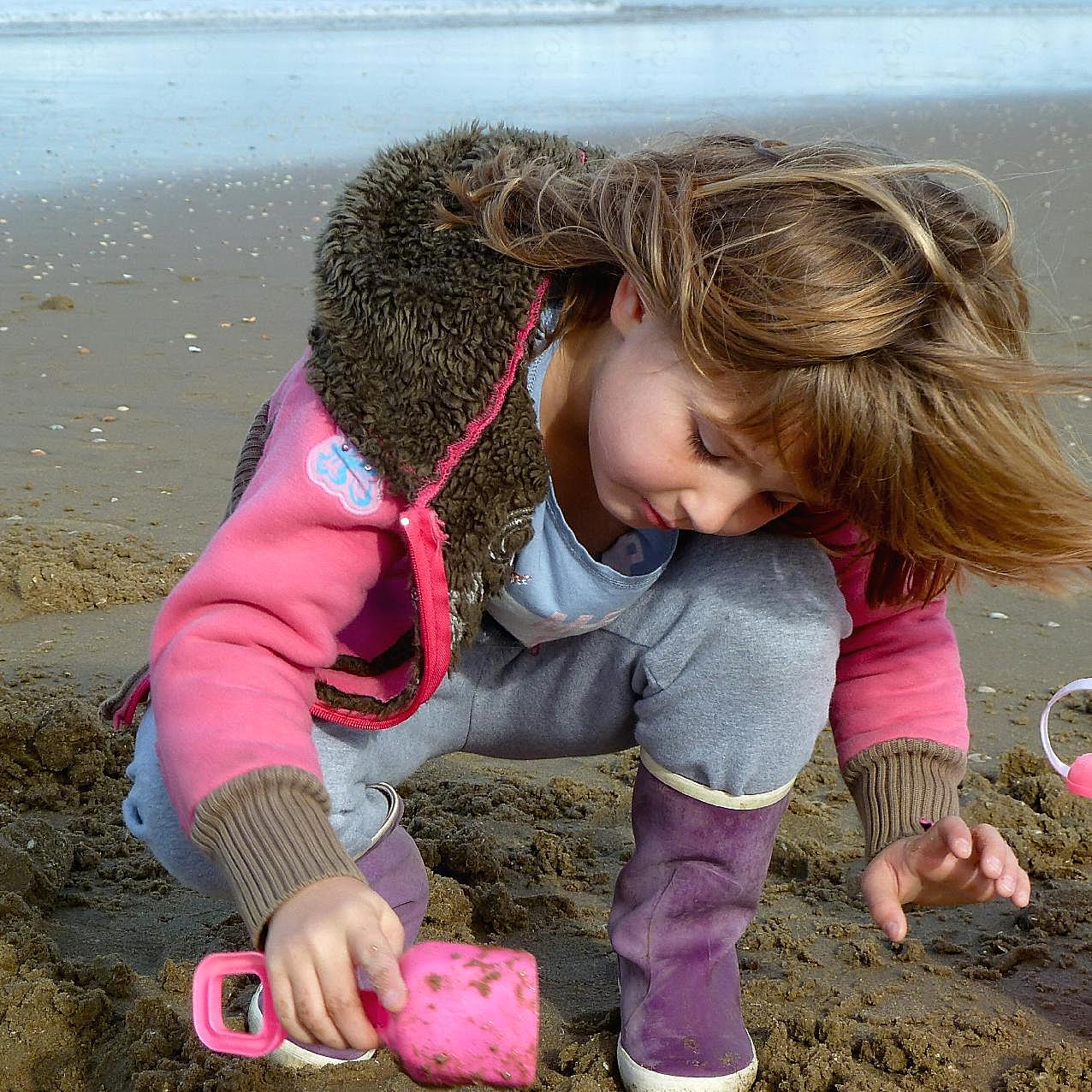 海边沙滩小女孩图片人物速写