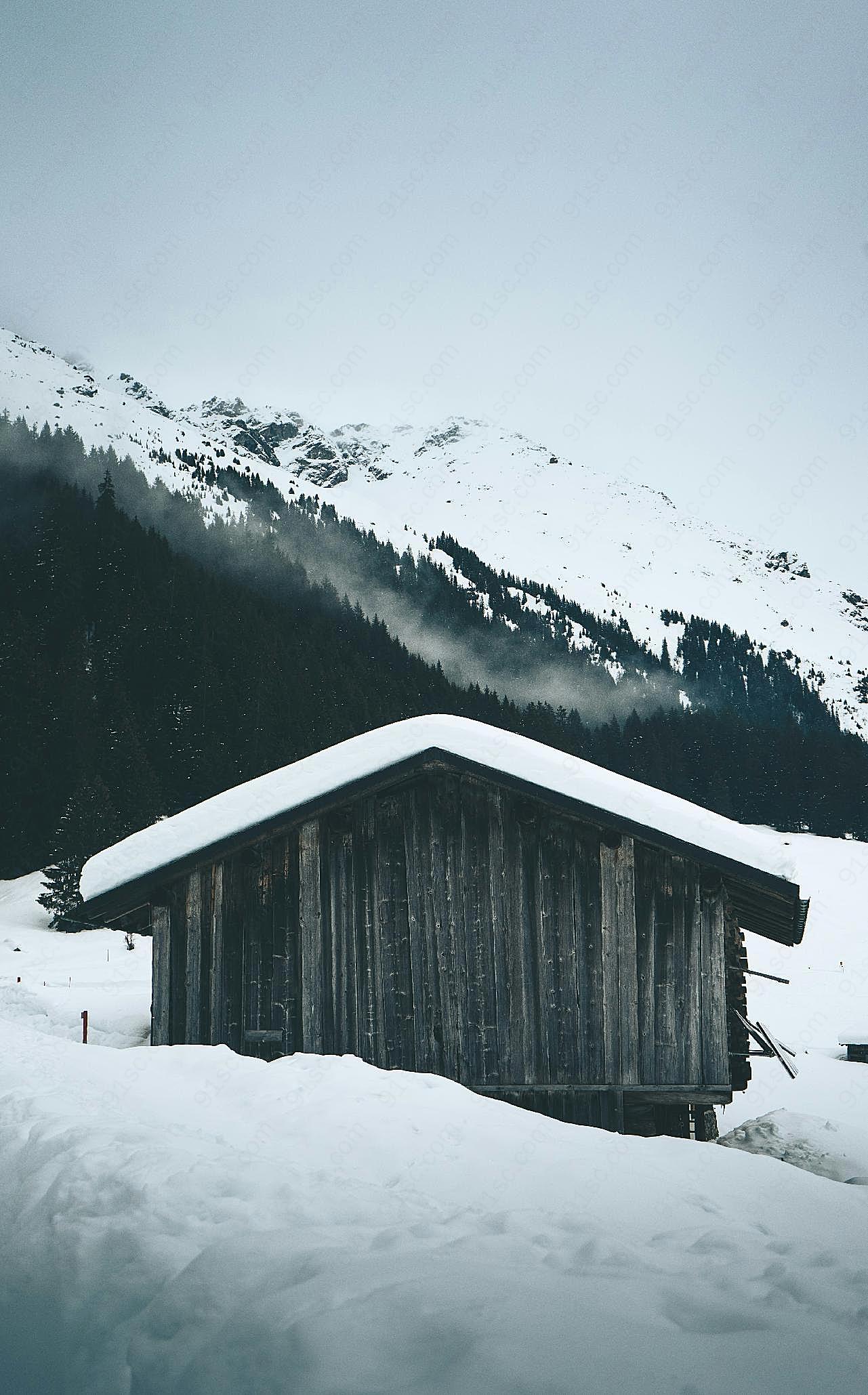 雪域高山雪地小木屋图片景观