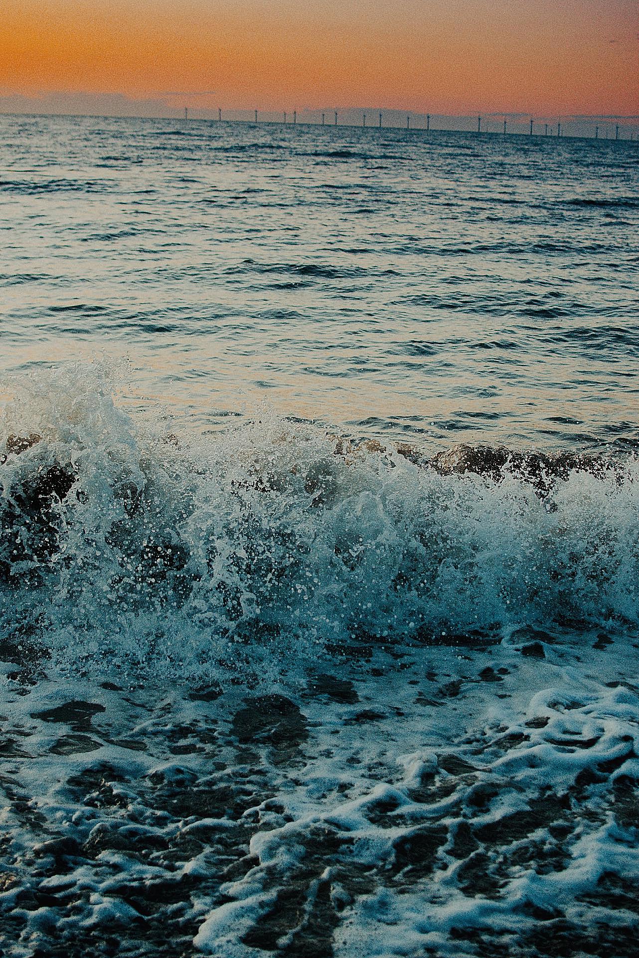海浪拍打浪花图片自然