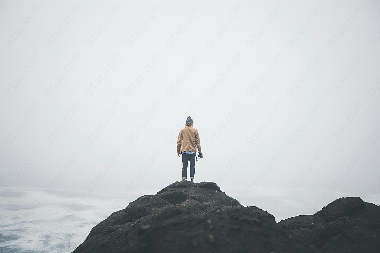 男人海边背影图片人物摄影