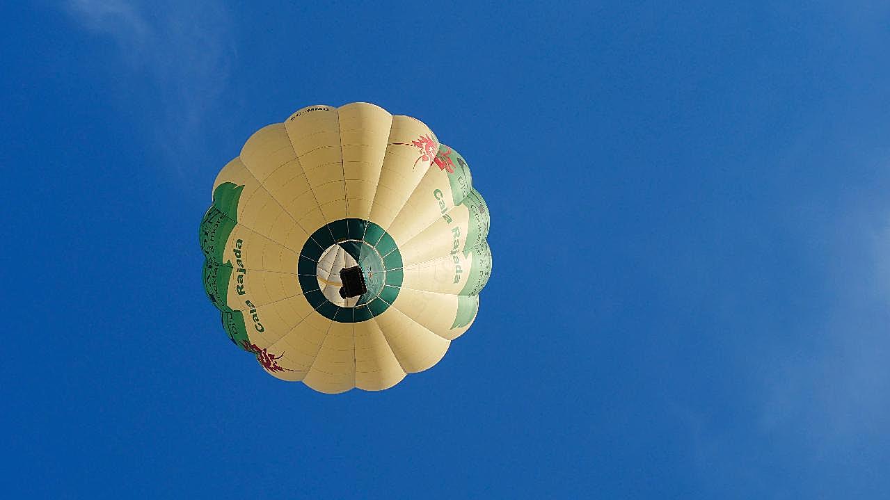 蓝天下飞升热气球图片夏日色彩图片