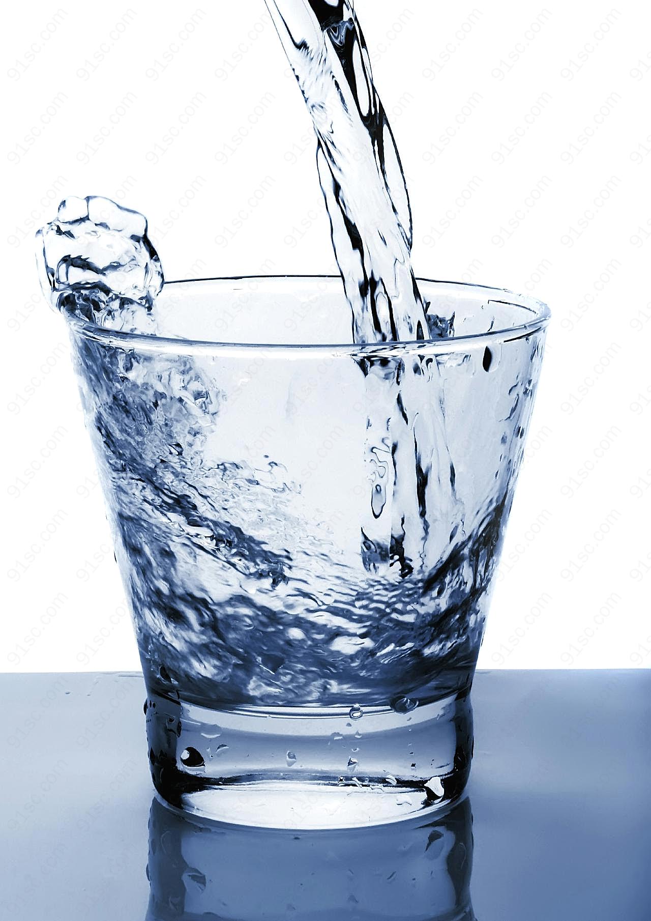 玻璃杯与纯净水自然元素