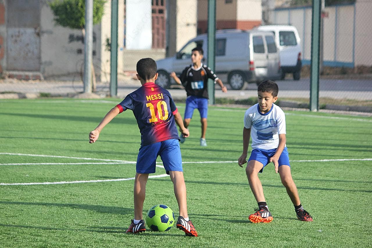 踢足球男孩子图片艺术摄影