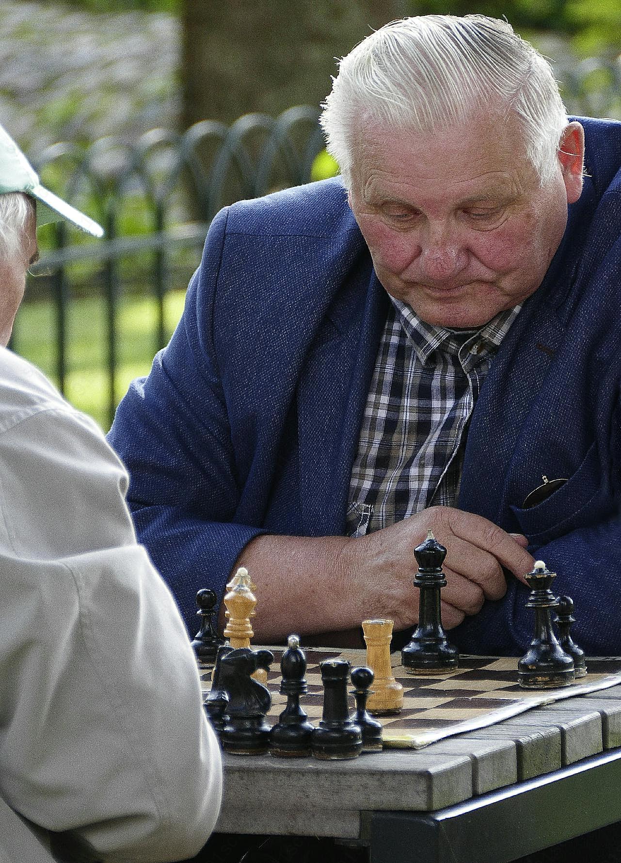 老人下国际象棋图片人物