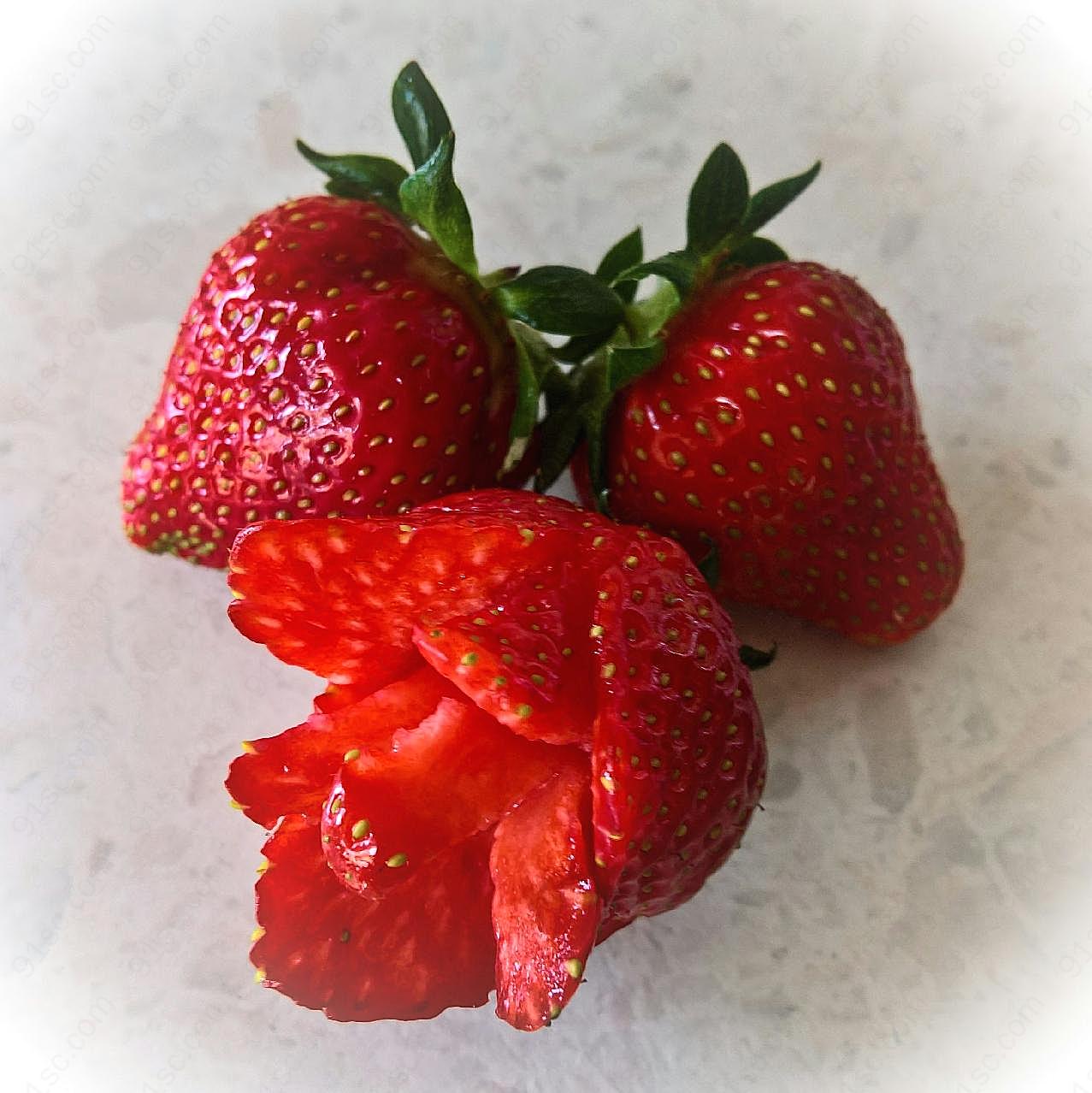 诱人鲜红草莓图片水果