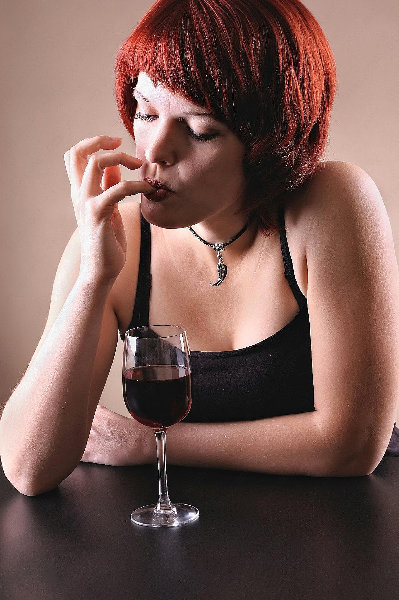 女人独自喝酒伤感图片摄影高清