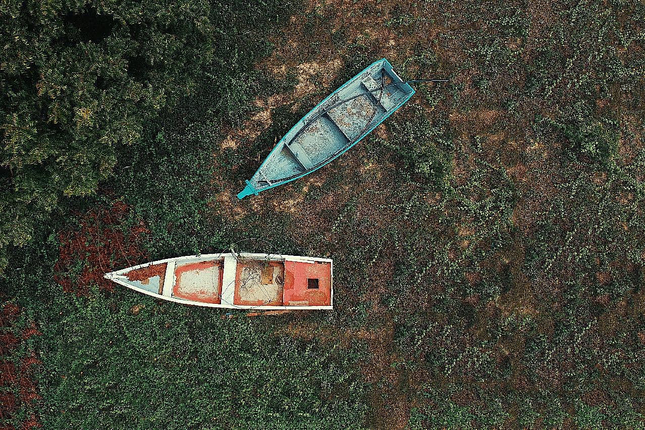 废弃小型渔船图片交通工具