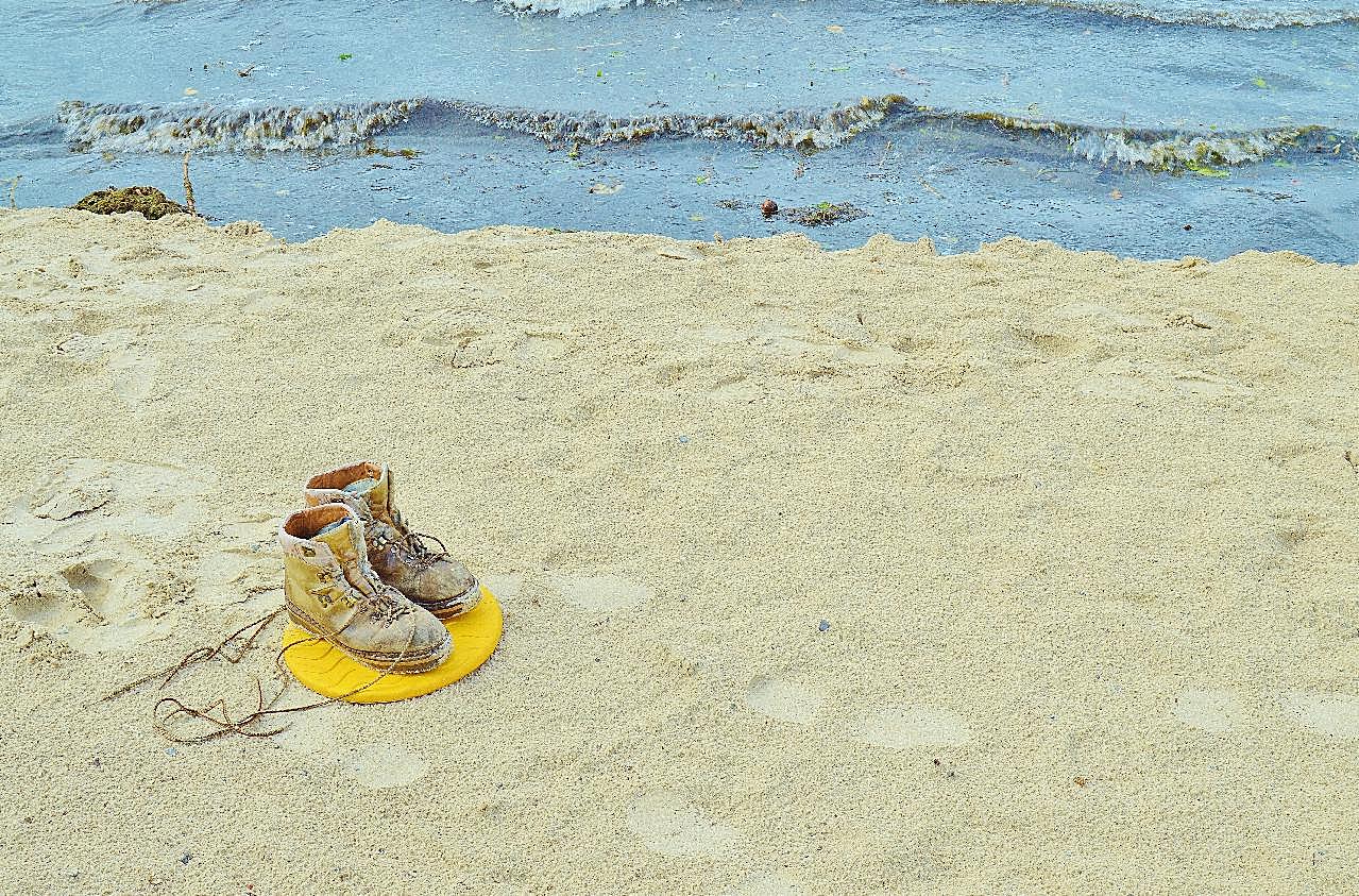 沙滩上的马丁靴生活用品
