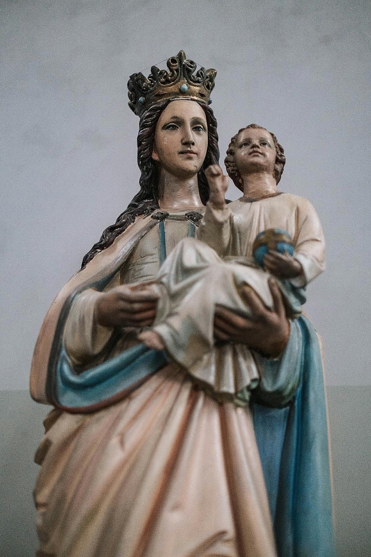 圣母玛利亚抱儿童雕塑图片摄影