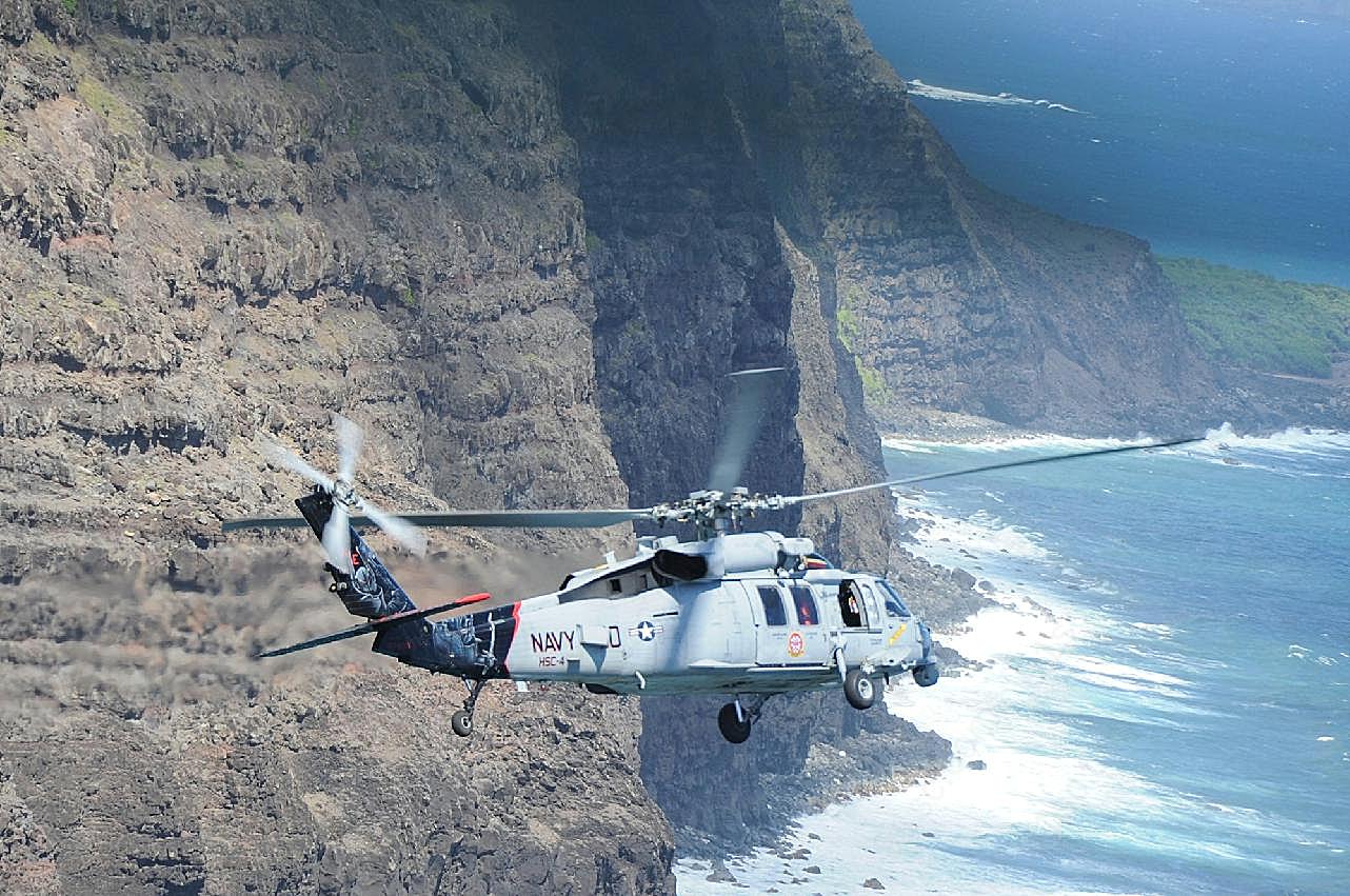 直升机穿越海峡图片运输