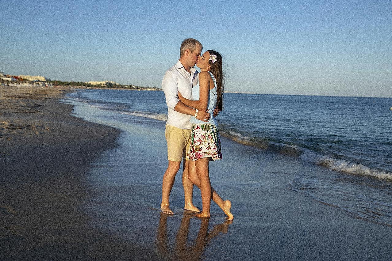 海边情侣接吻图片素材摄影人物