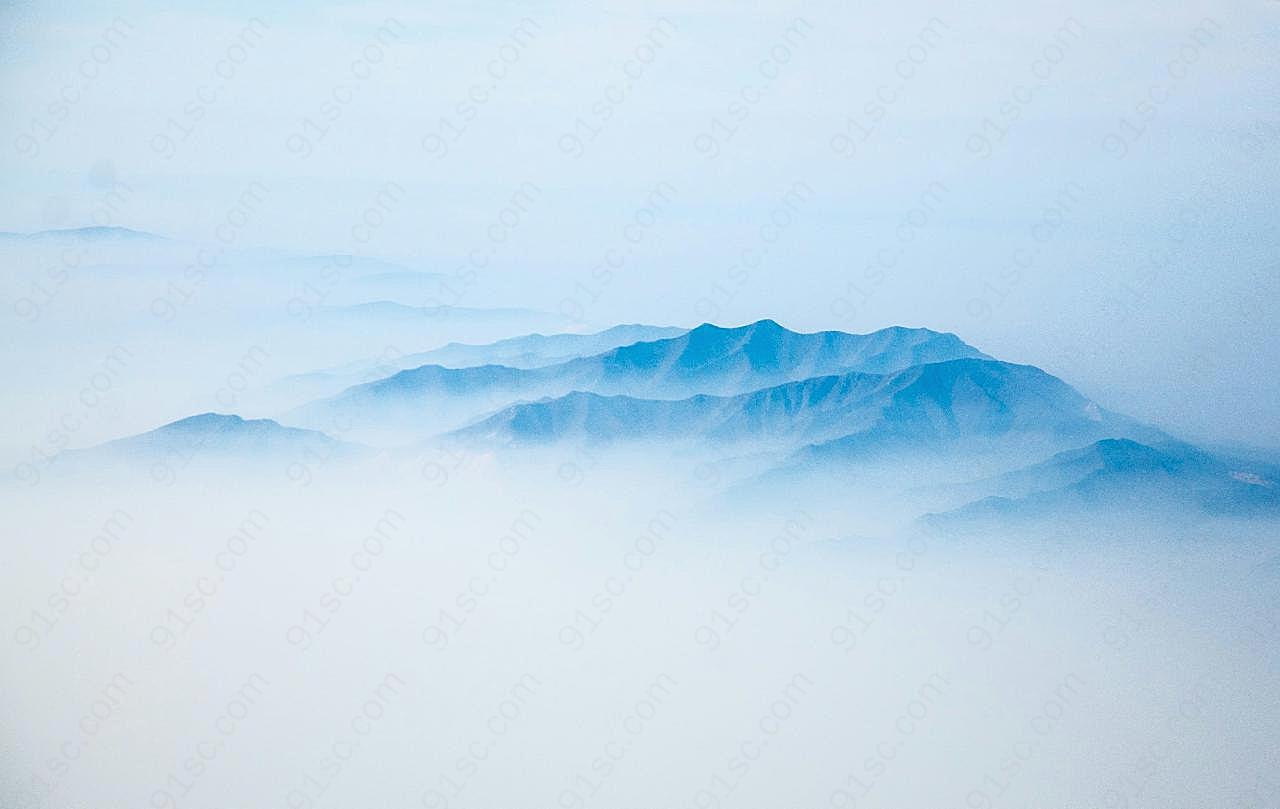 鸟瞰云雾中的山脉自然风景