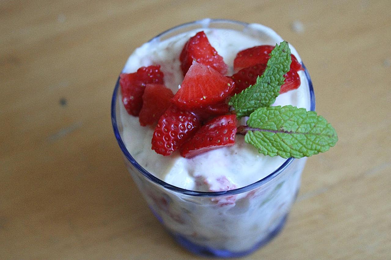 冰激凌草莓甜点图片摄影