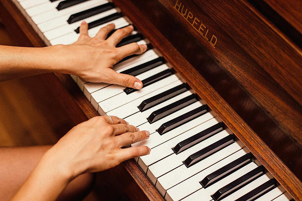 弹钢琴的手图片手势图片