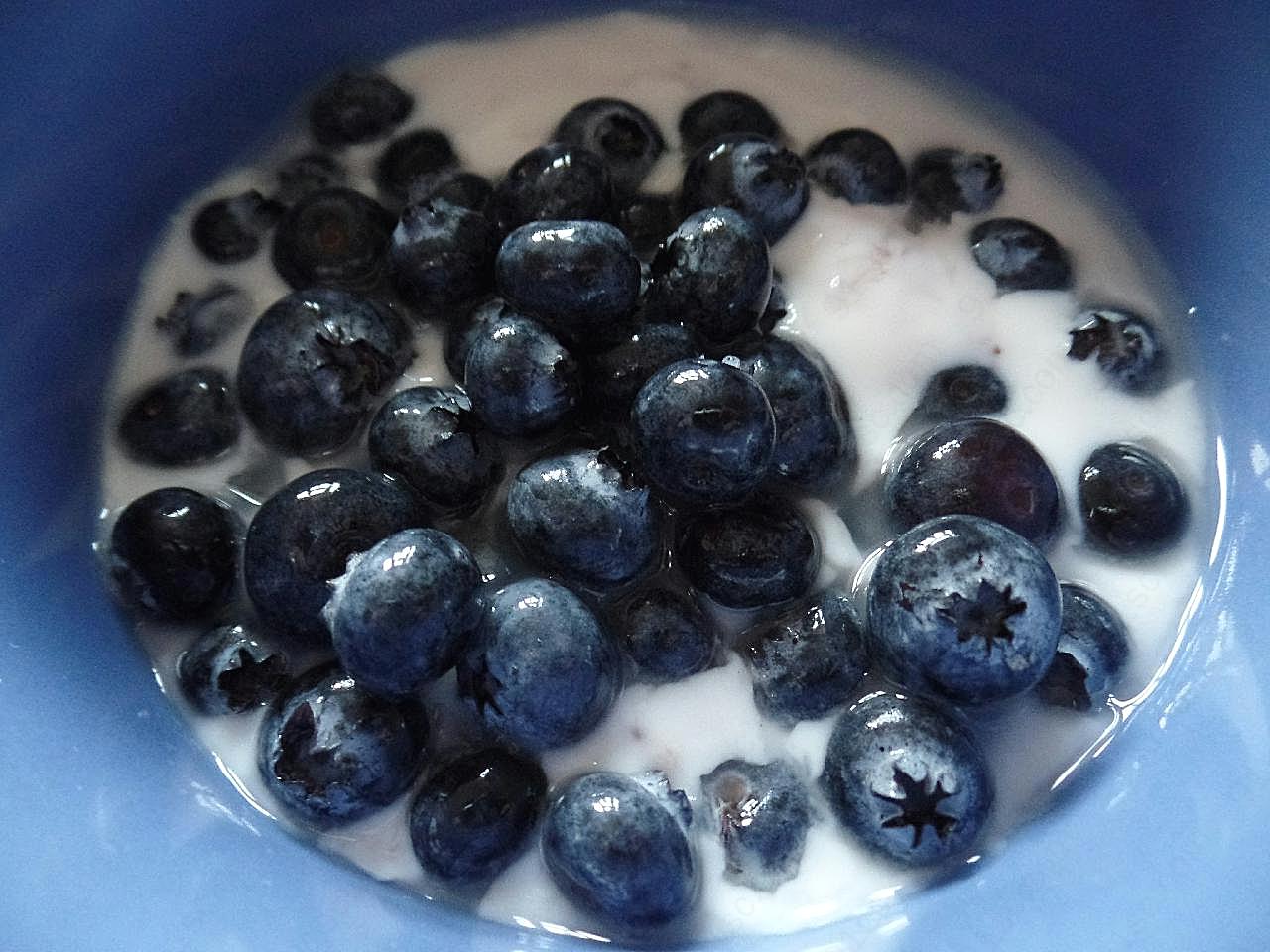蓝莓泡酸奶图片水果