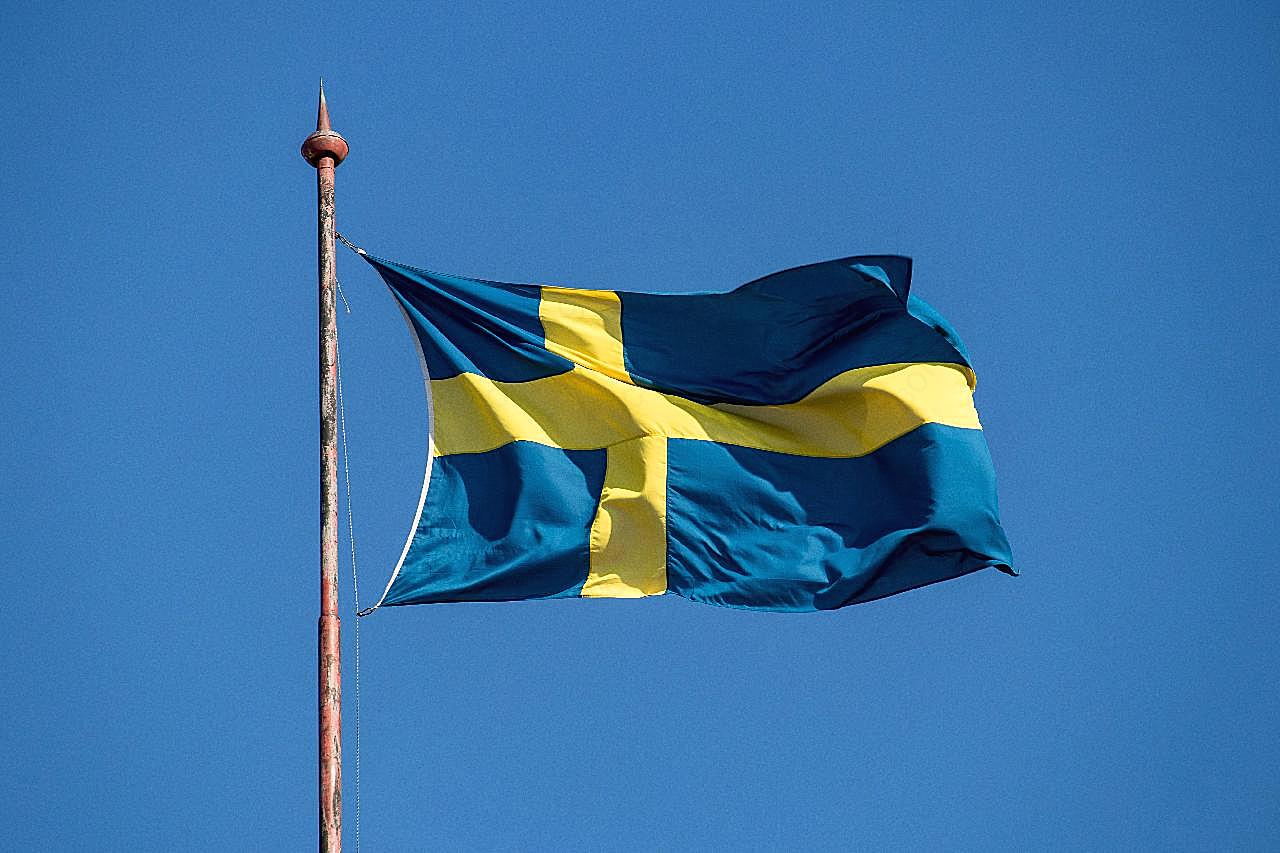 瑞典国旗迎风飘扬图片摄影高清