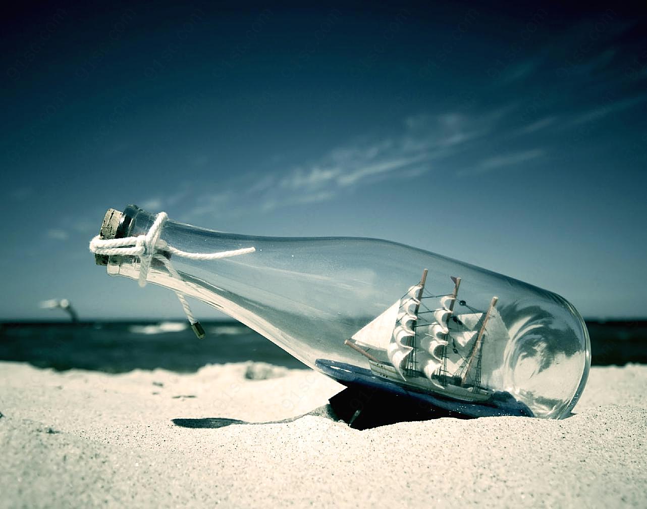 沙滩上的玻璃瓶生活用品