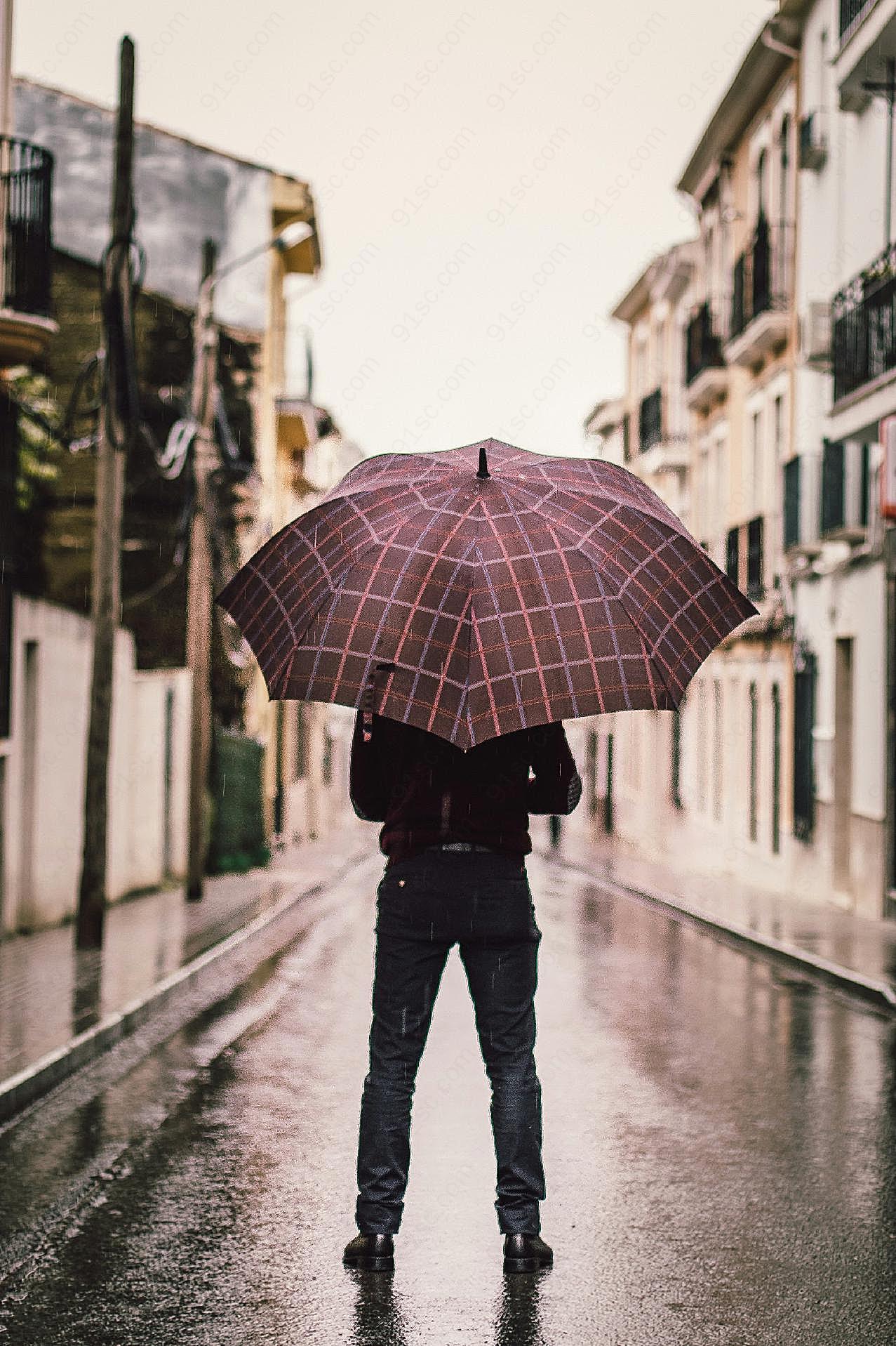男人雨中撑伞背影图片人物高清