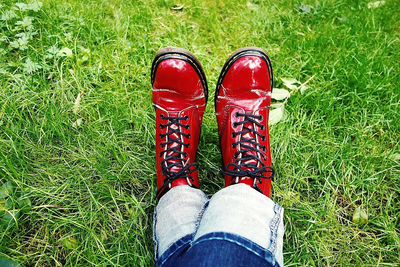 草地上红鞋子图片摄影