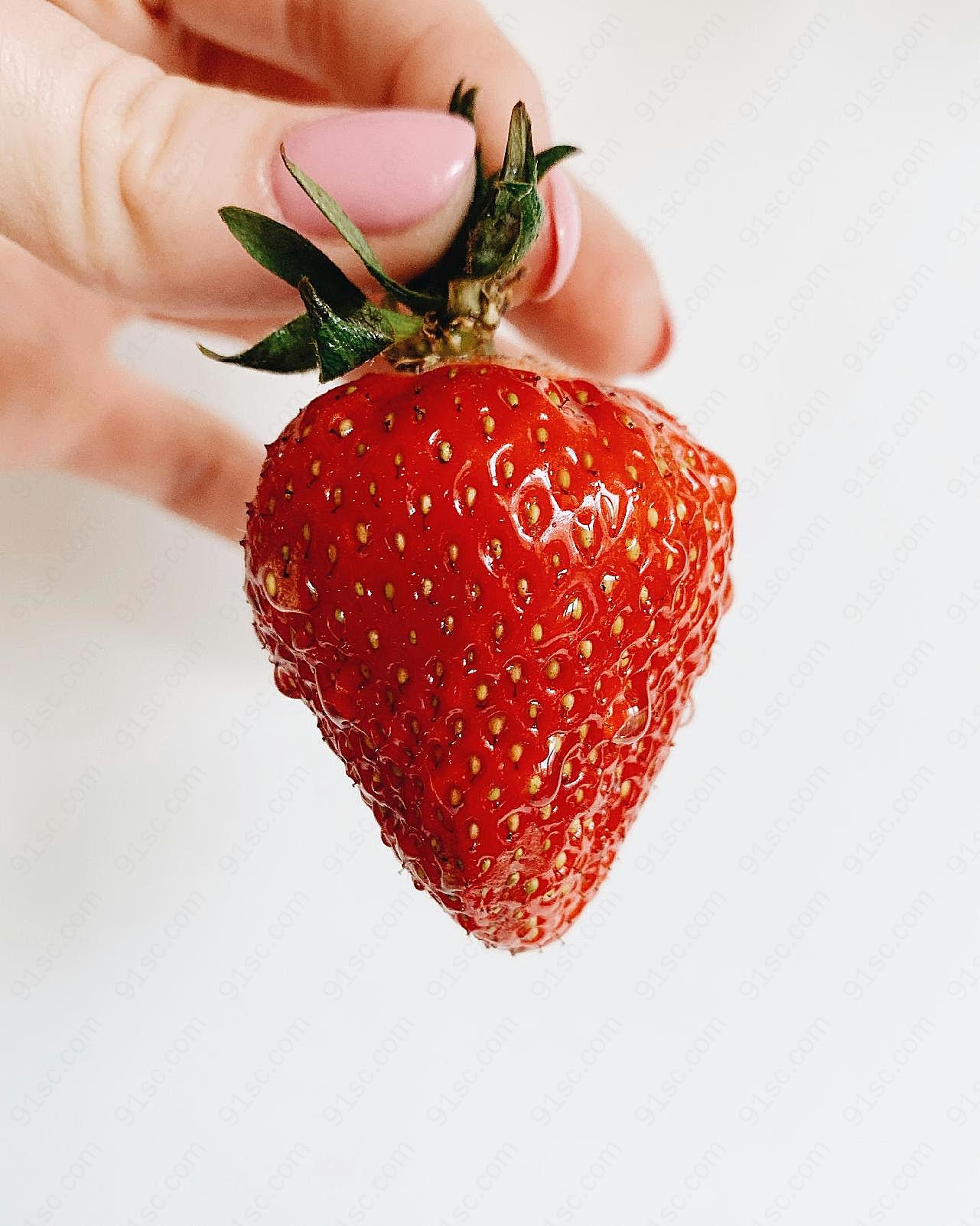 一颗新鲜红草莓图片水果