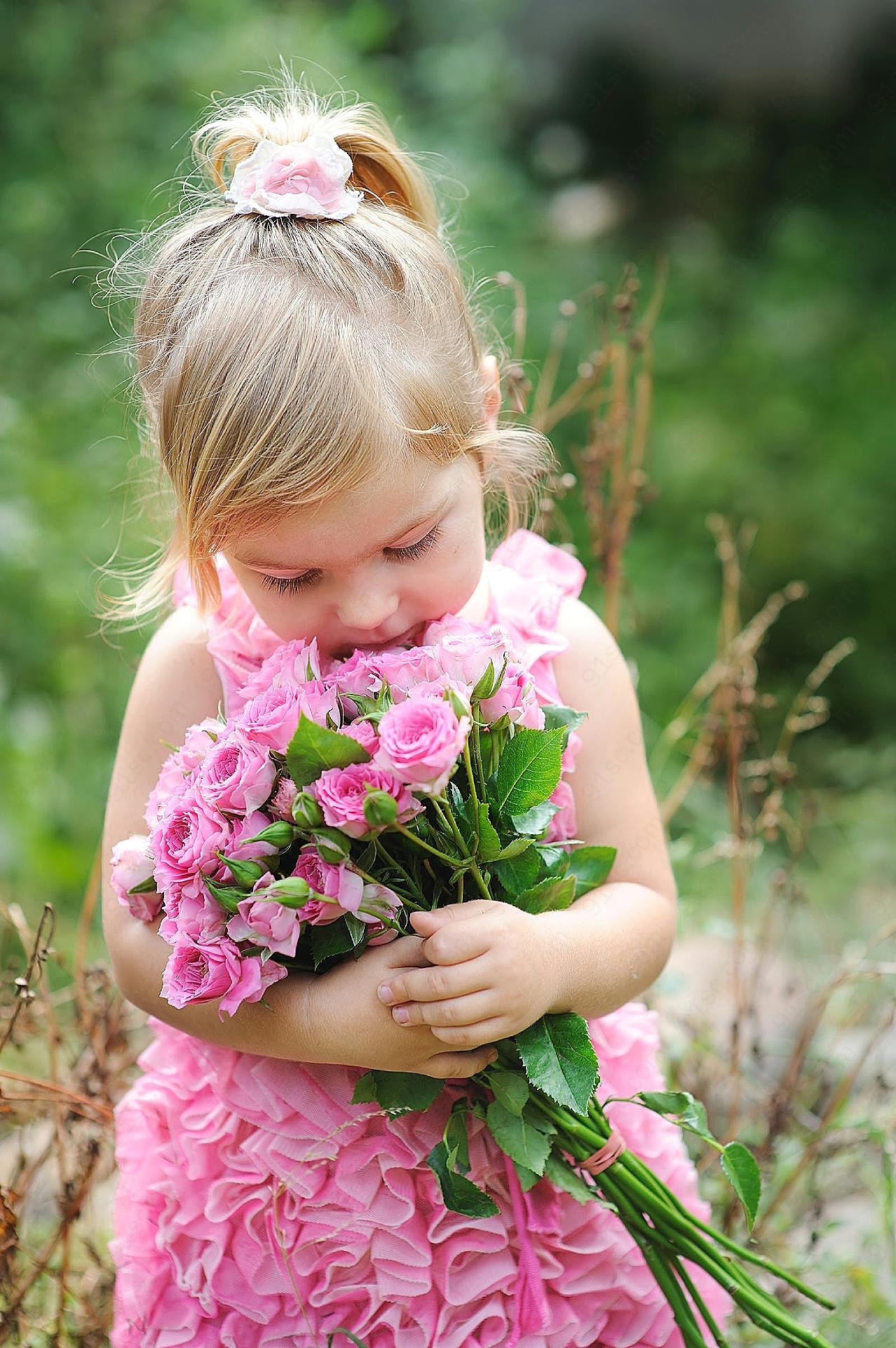 怀抱粉玫瑰的小女孩图片摄影高清