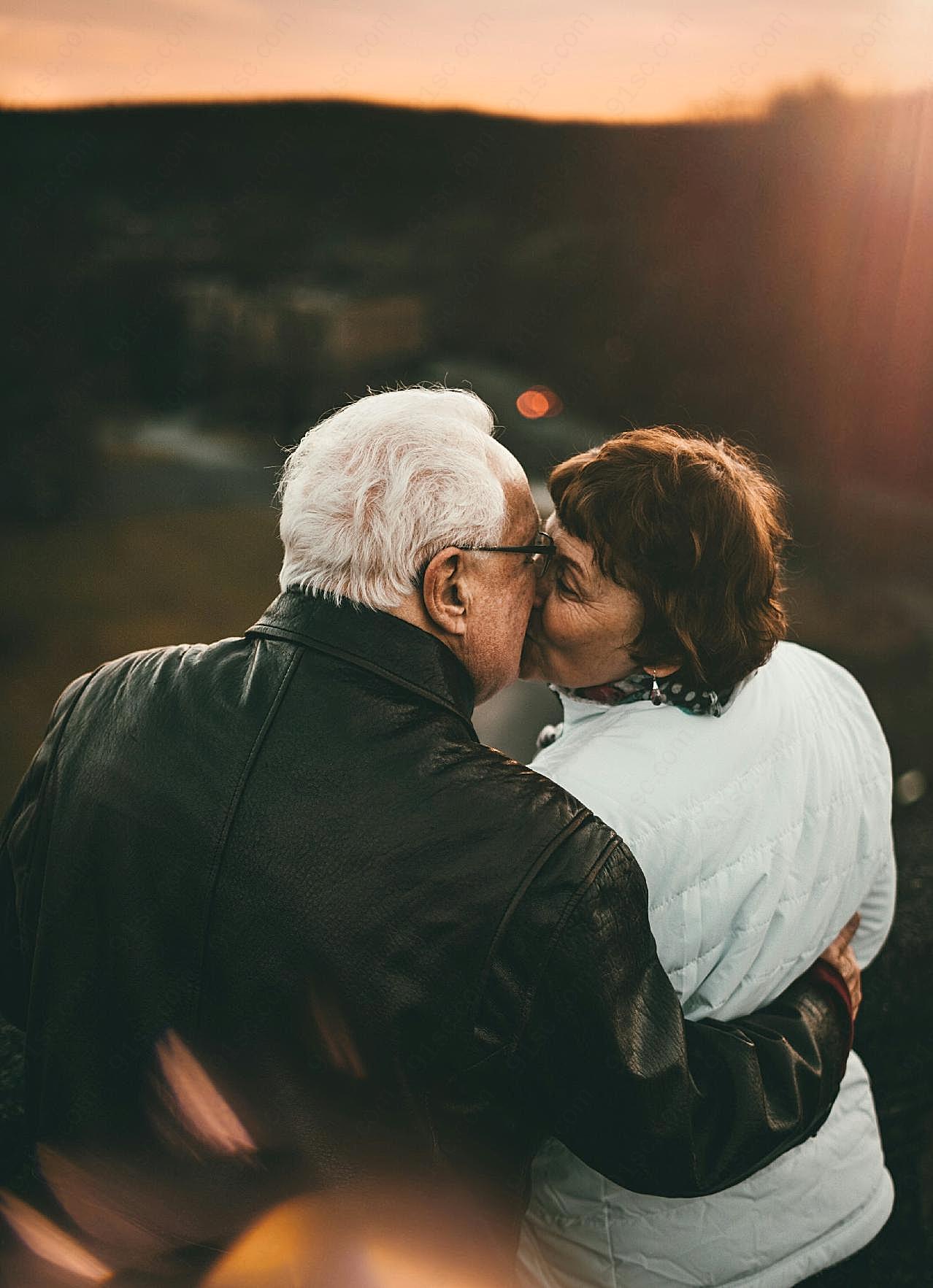 老年夫妻接吻背影图片人物高清