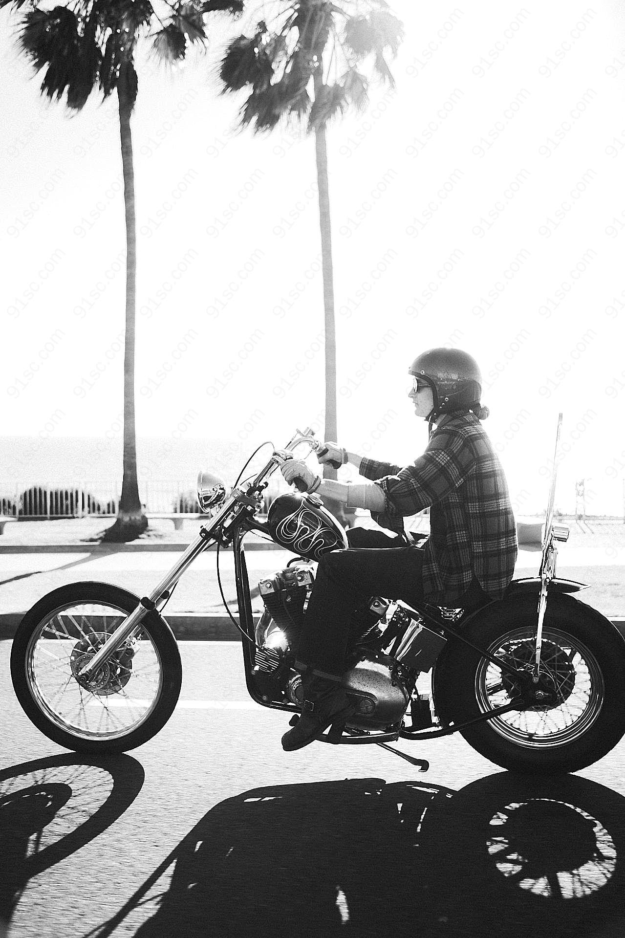 骑摩托车黑白人物摄影人物速写
