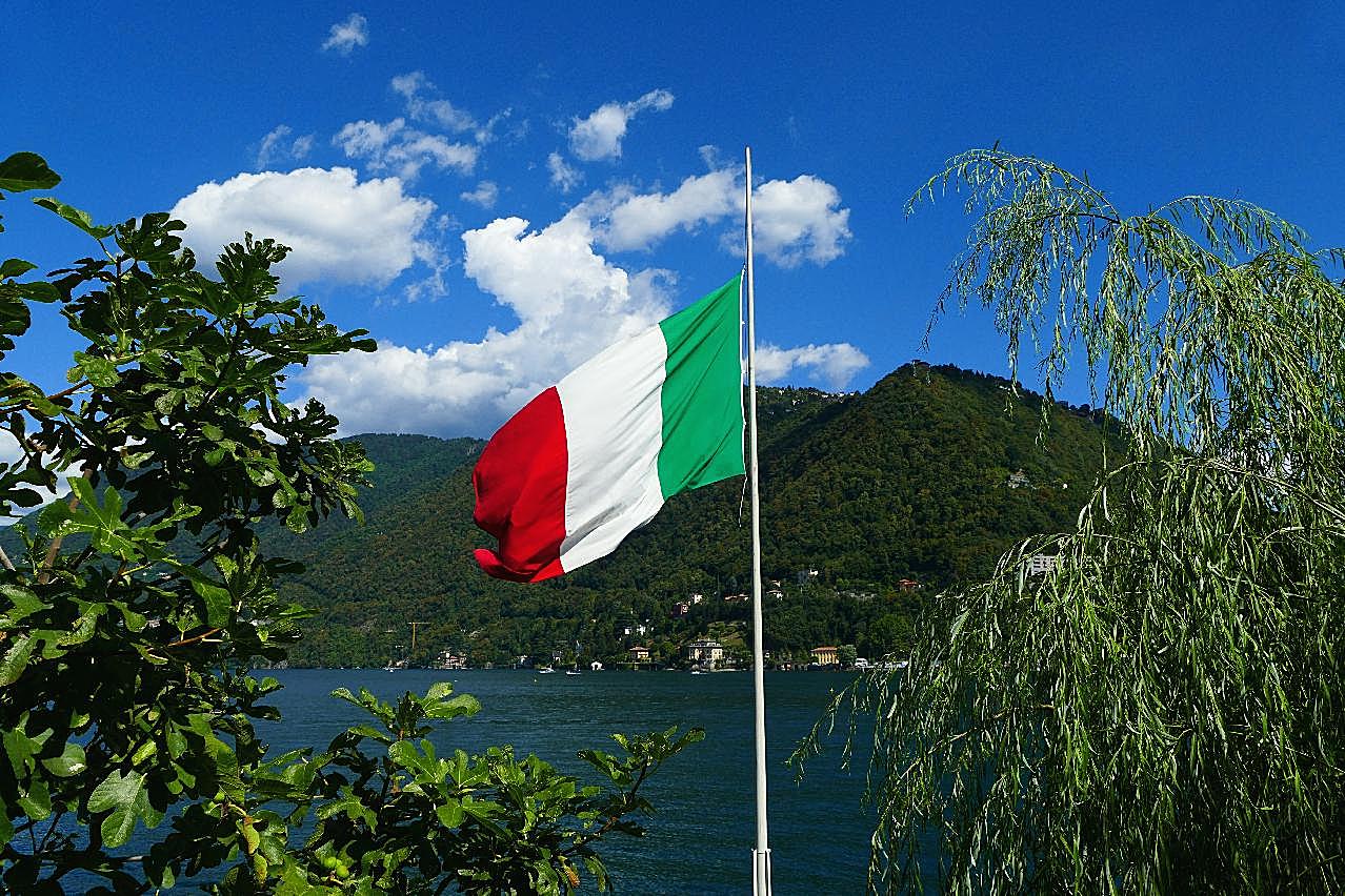 意大利飘扬国旗图片高清摄影