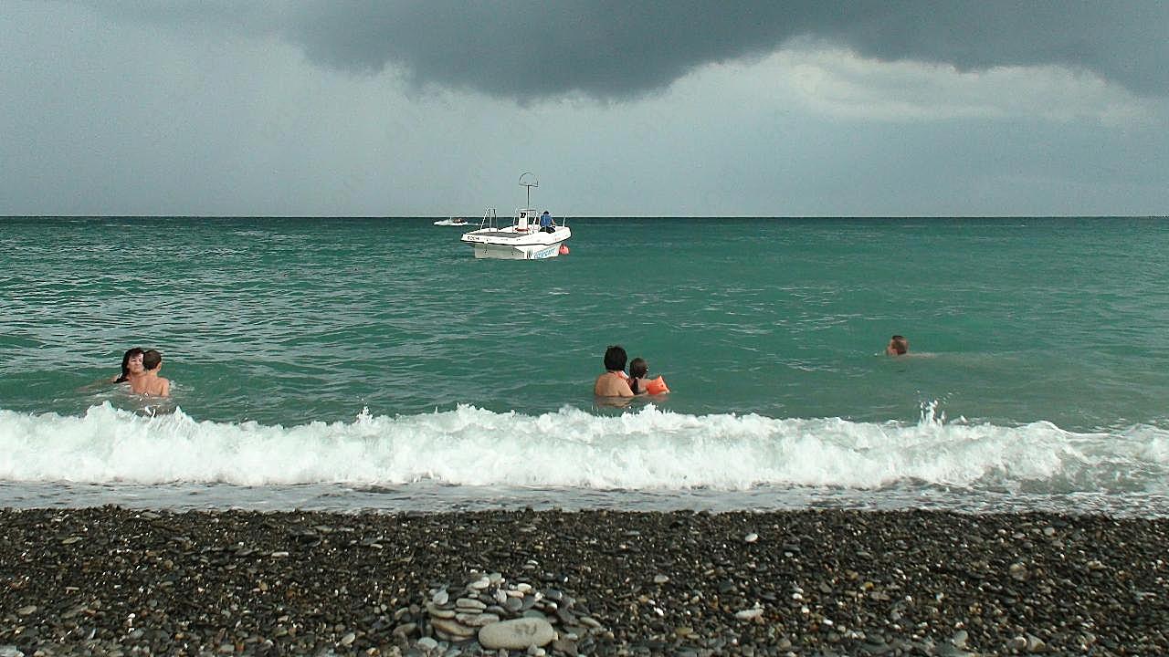 夏日海滩游泳图片夏日色彩图片