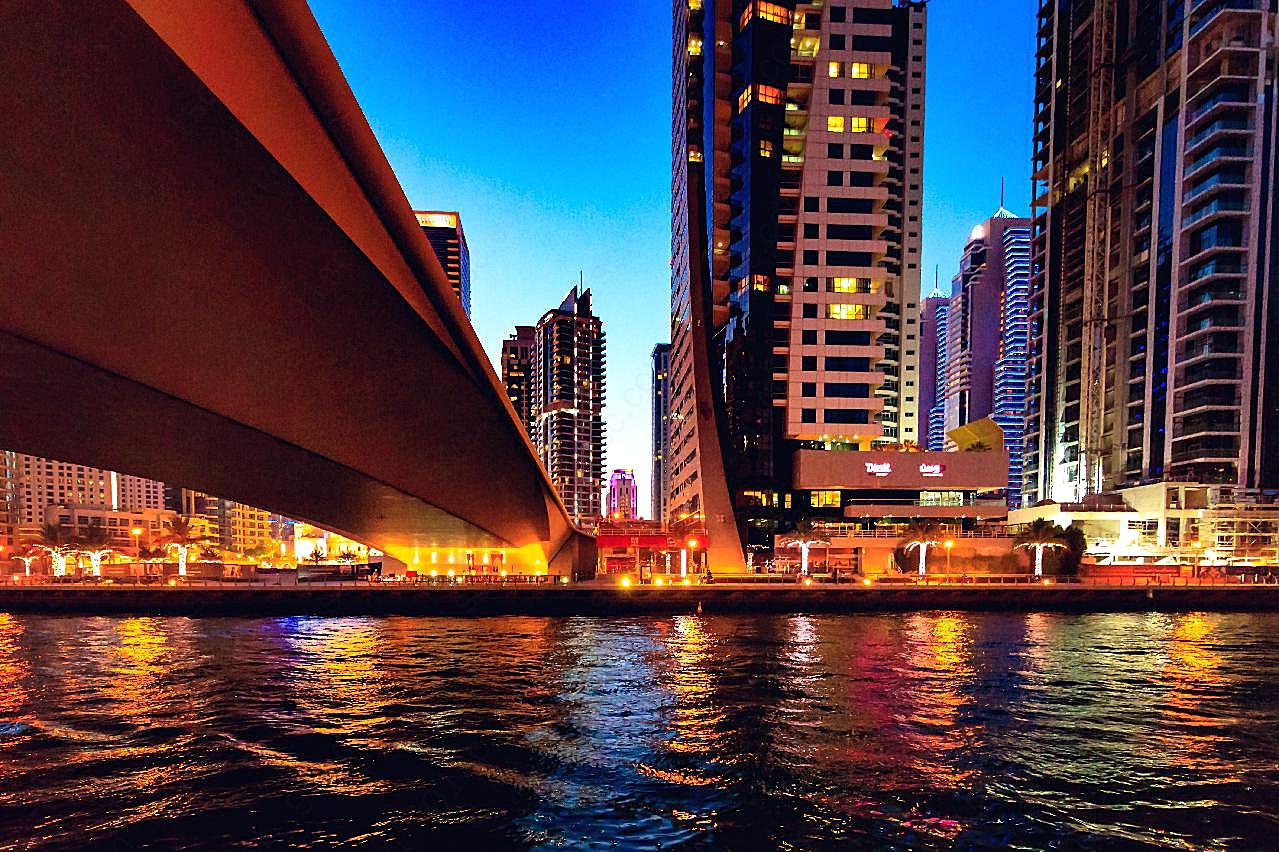河岸城市建筑夜景图片摄影