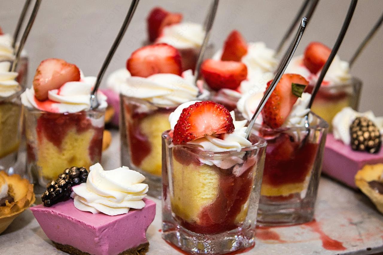 草莓冰激凌甜点图片摄影