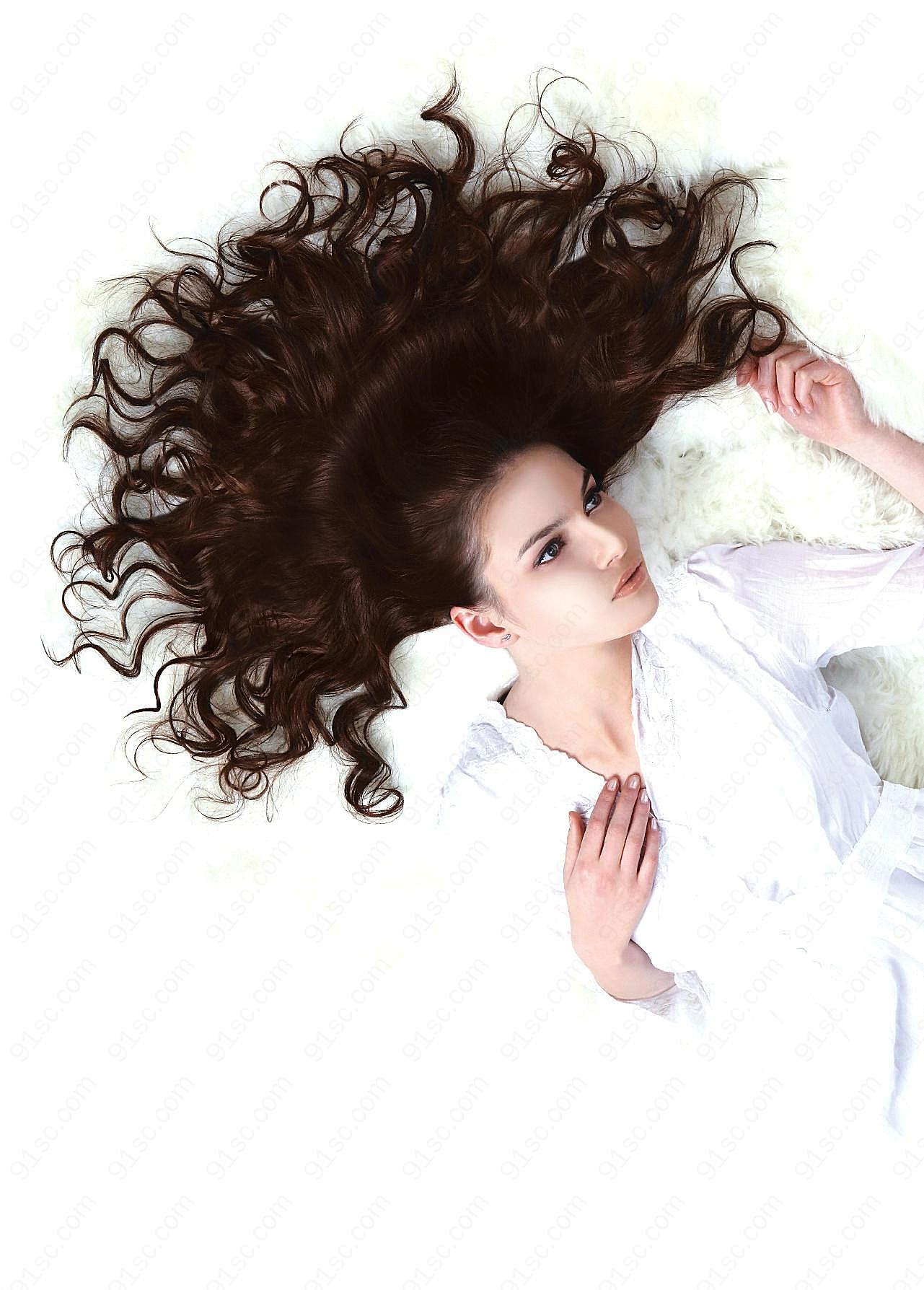 披散着卷发躺着的白衣美女图片发型图片