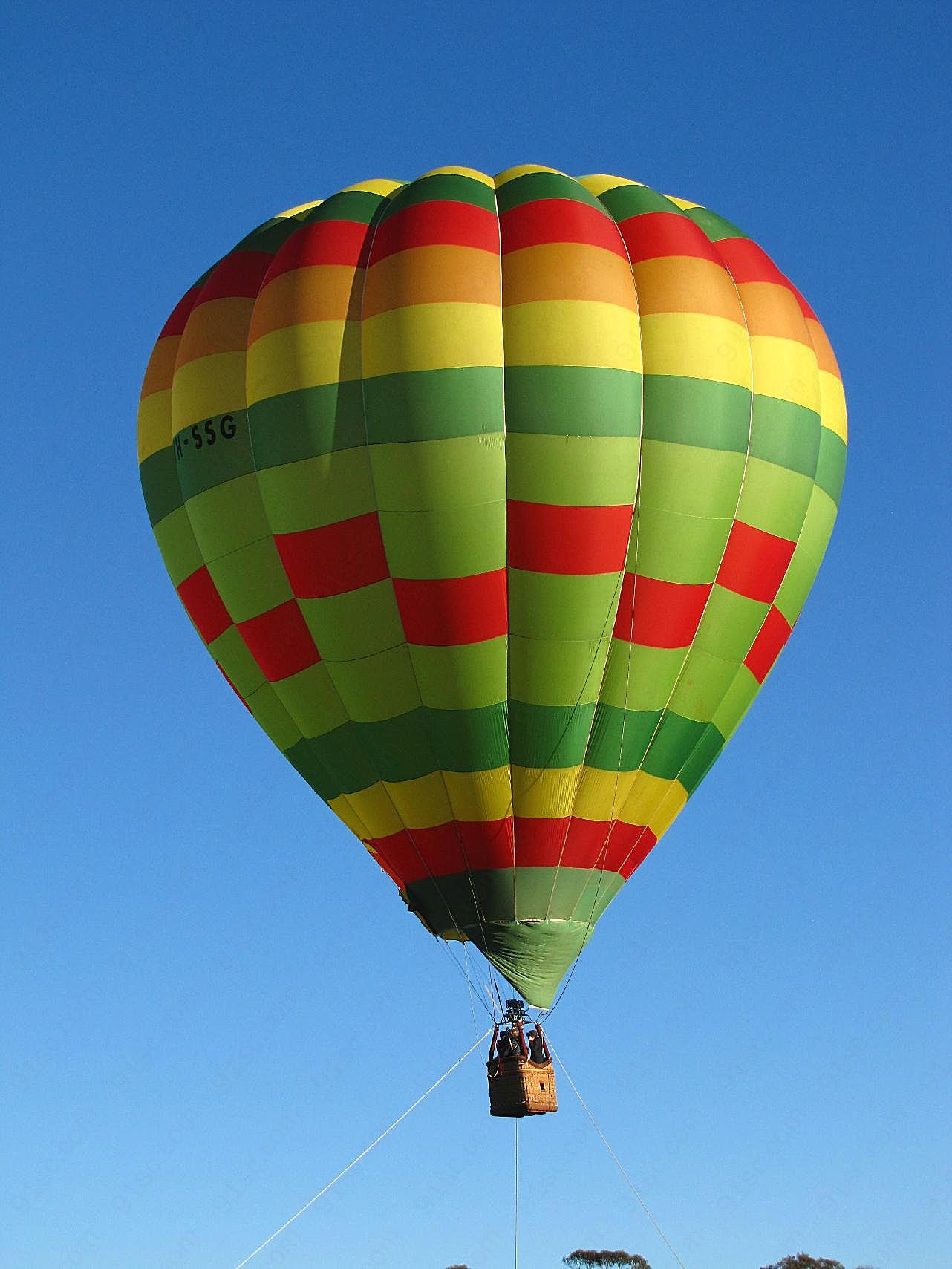 空中大型热气球图片高清摄影