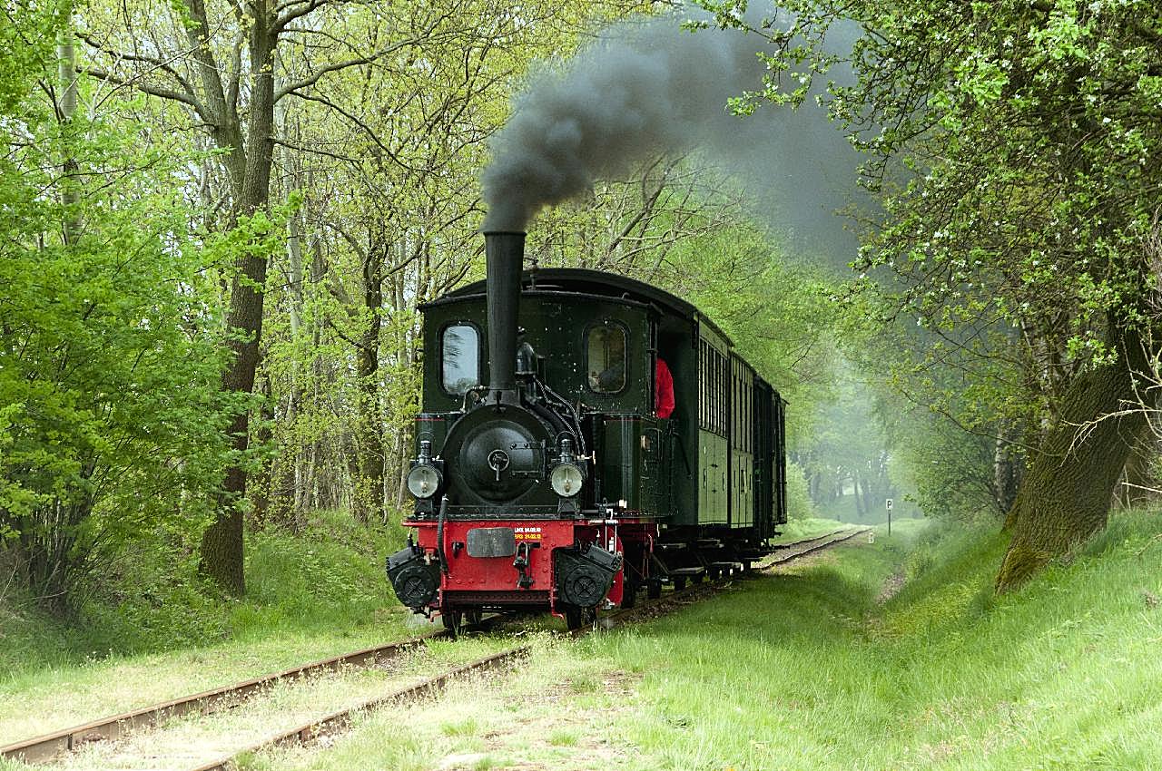 小型蒸汽机车行驶图片交通工具