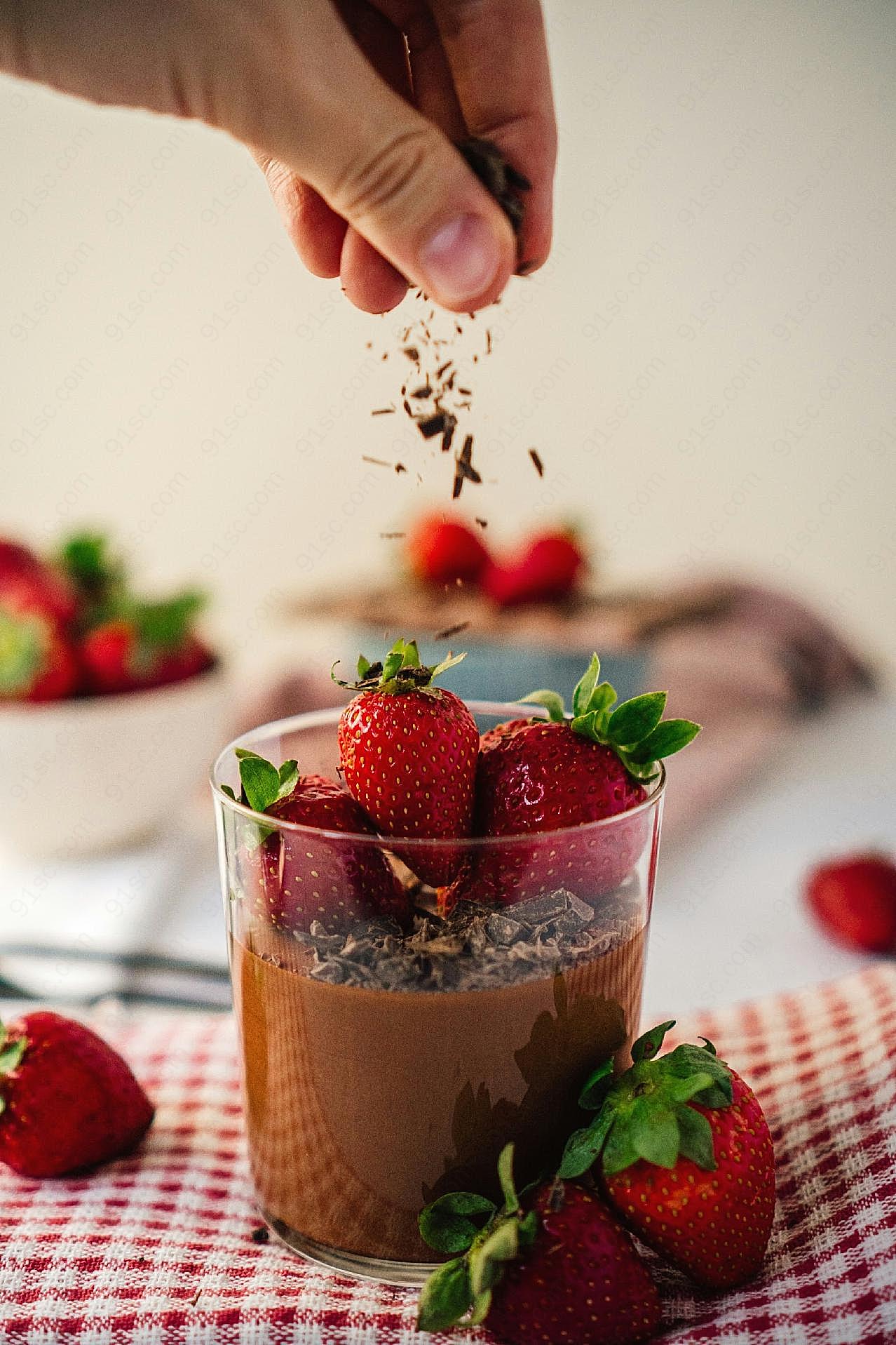 手工自制巧克力草莓奶昔图片餐饮高清