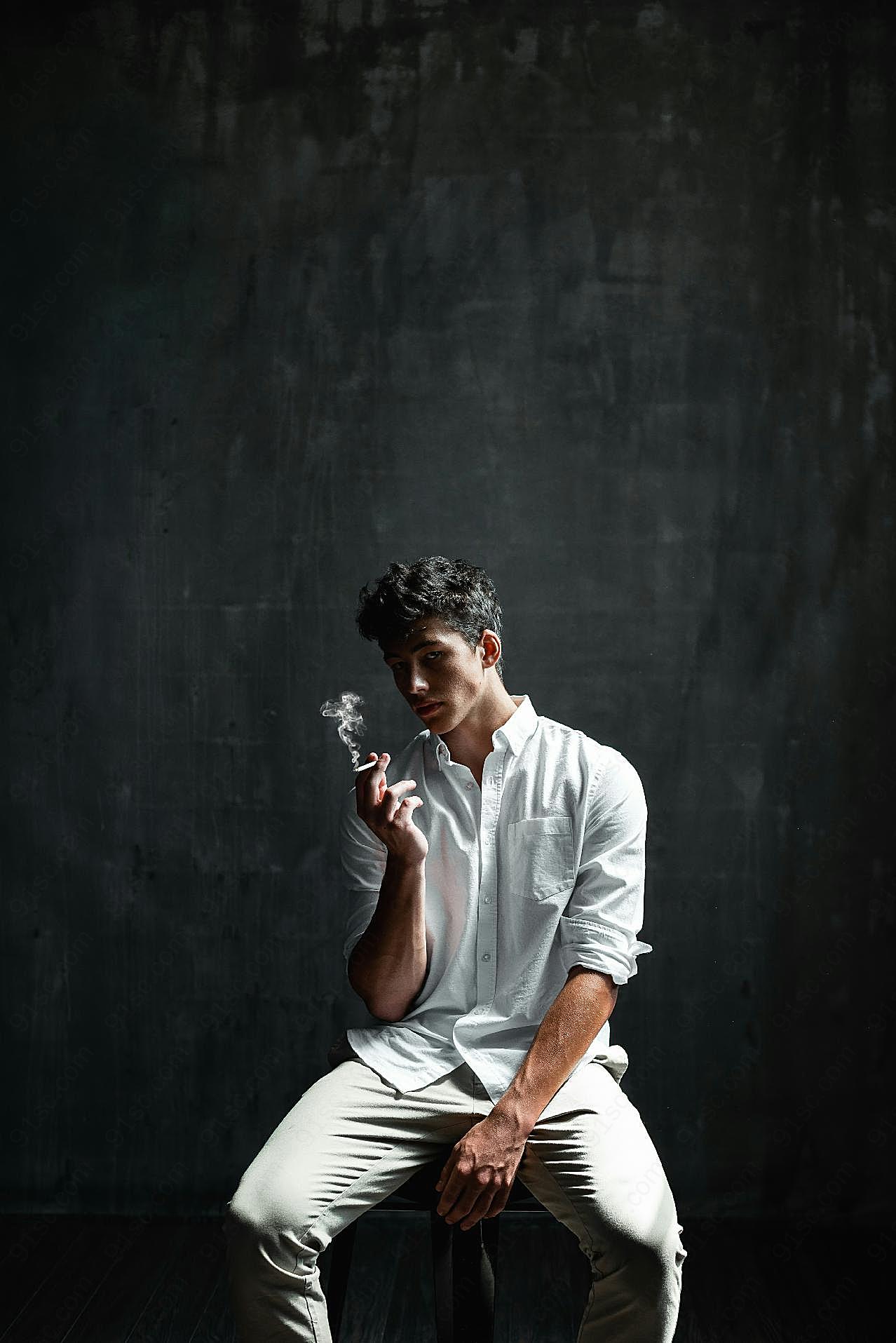 男人抽烟忧郁图片人物摄影