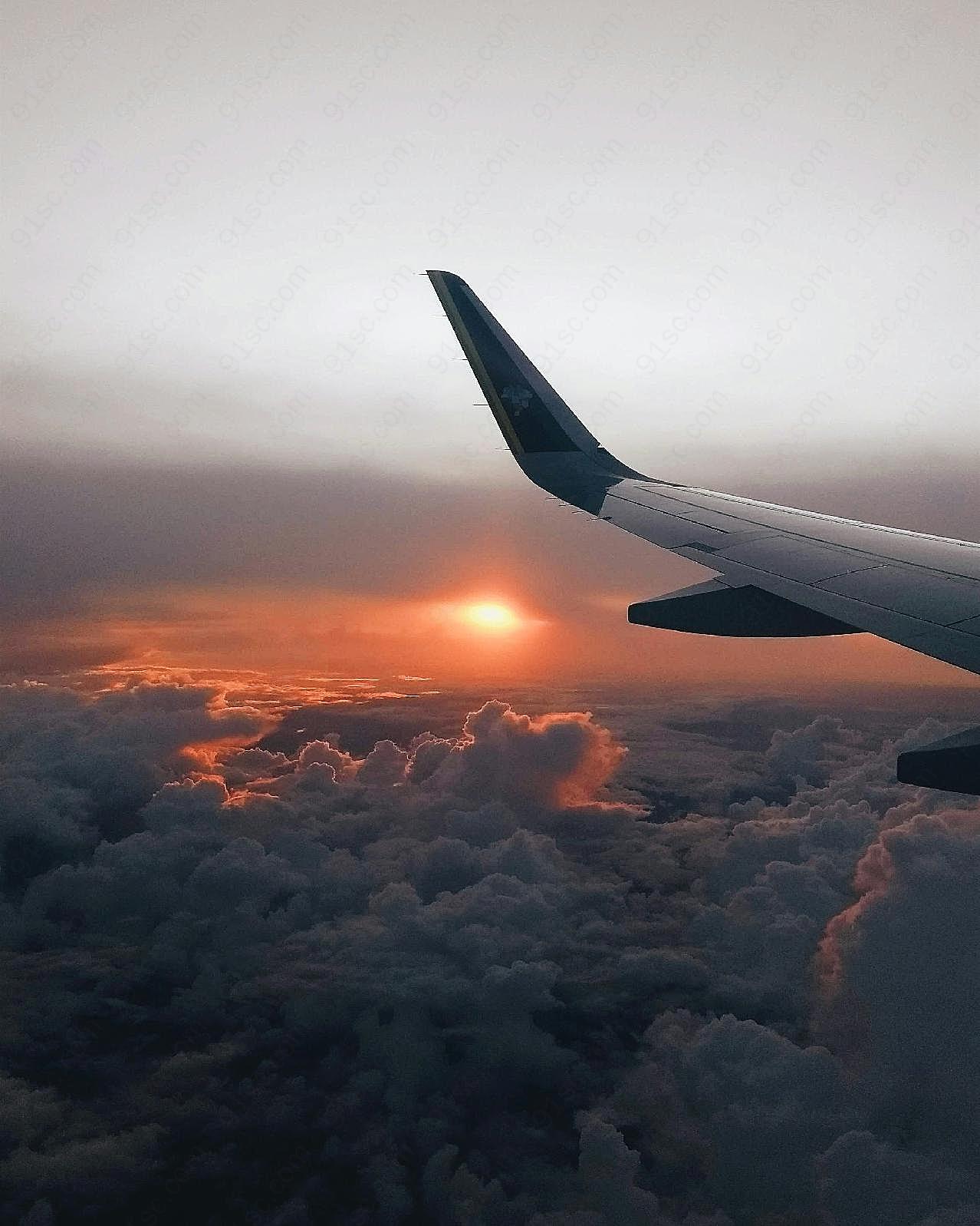 飞越云层的飞机机翼图片交通工具